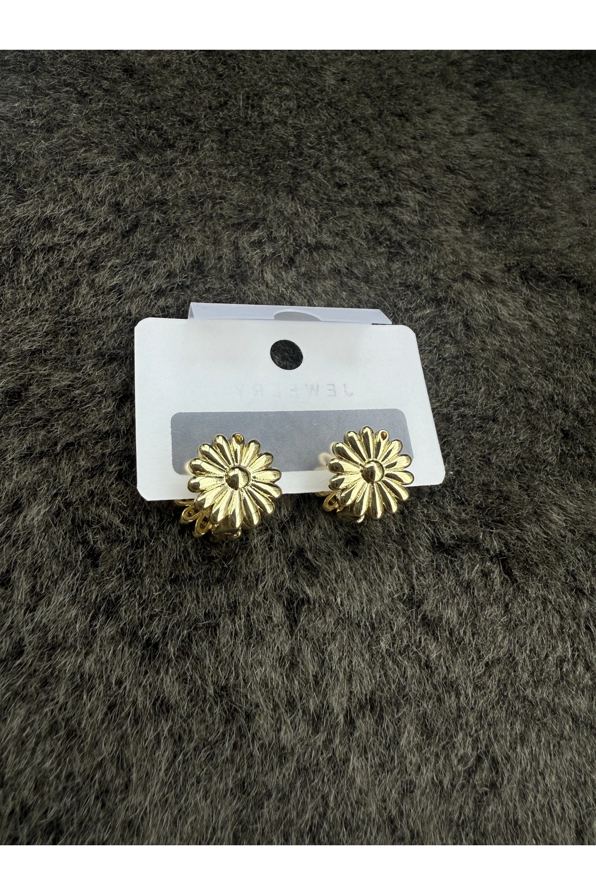 Taşlı Çiçek Model Altın Renk Çelik Küpe