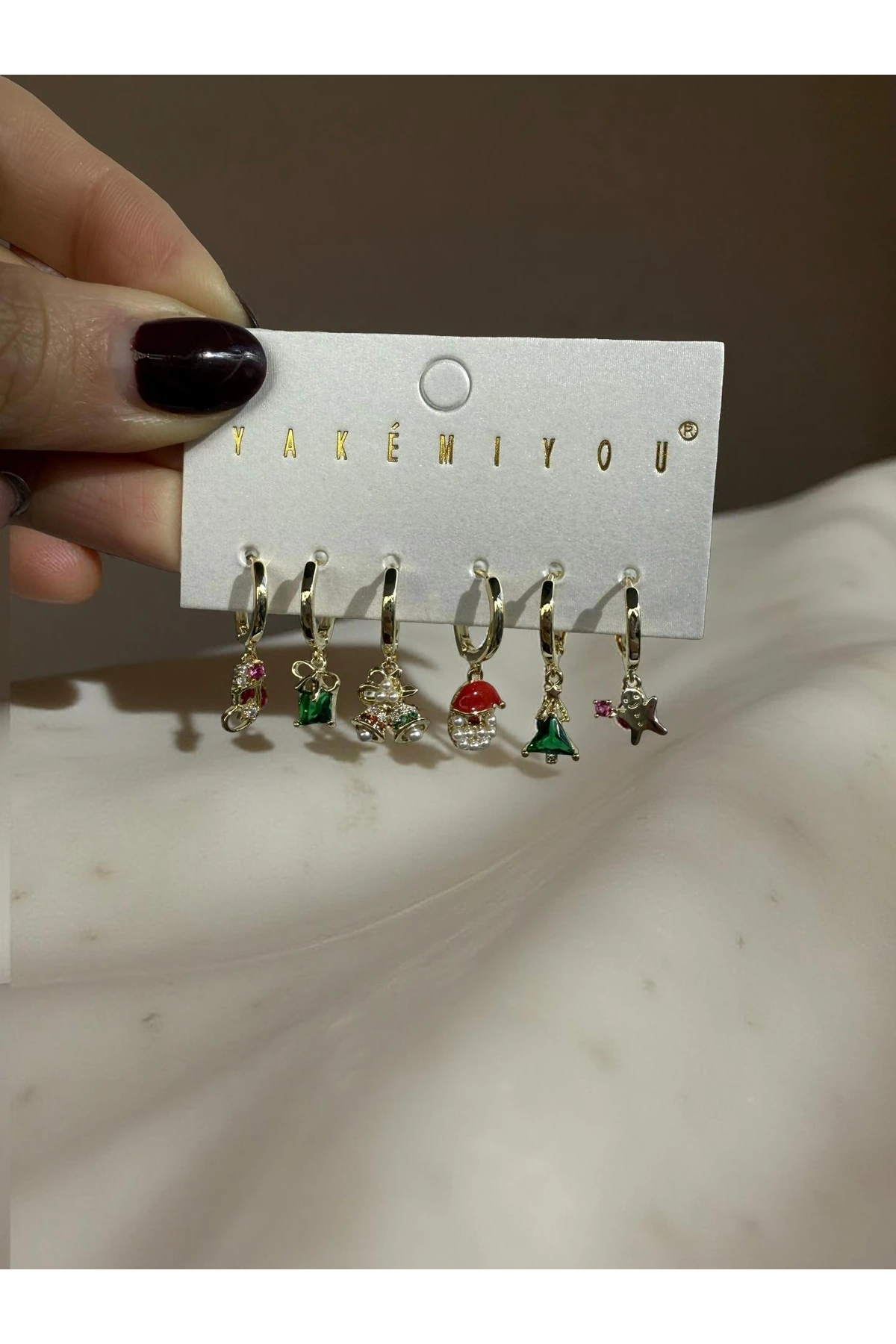 6’lı Yılbaşı Konsept Tekli Küpe Seti – Hediye Paketi / Noel Şapkası / Yılbaşı Ağacı / Çan Figürlü