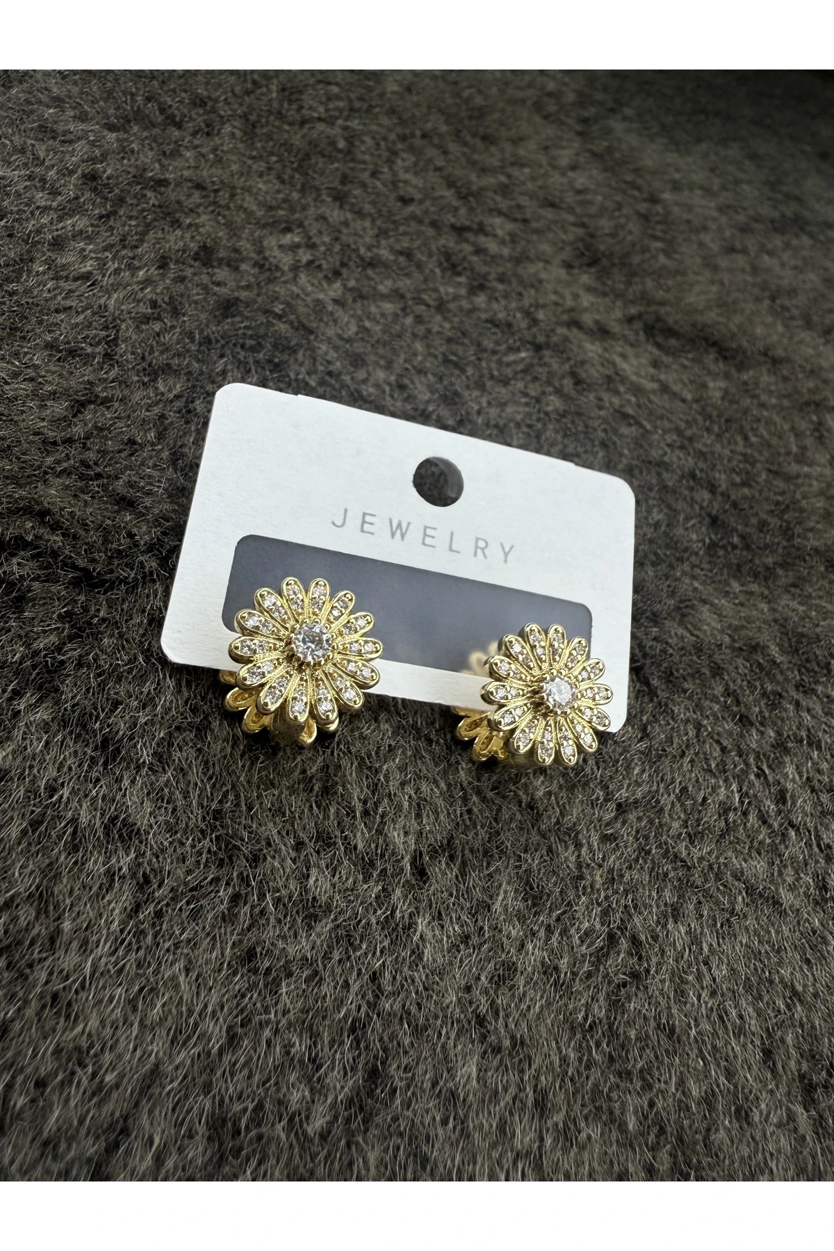 Taşlı Çiçek Model Altın Renk Çelik Küpe