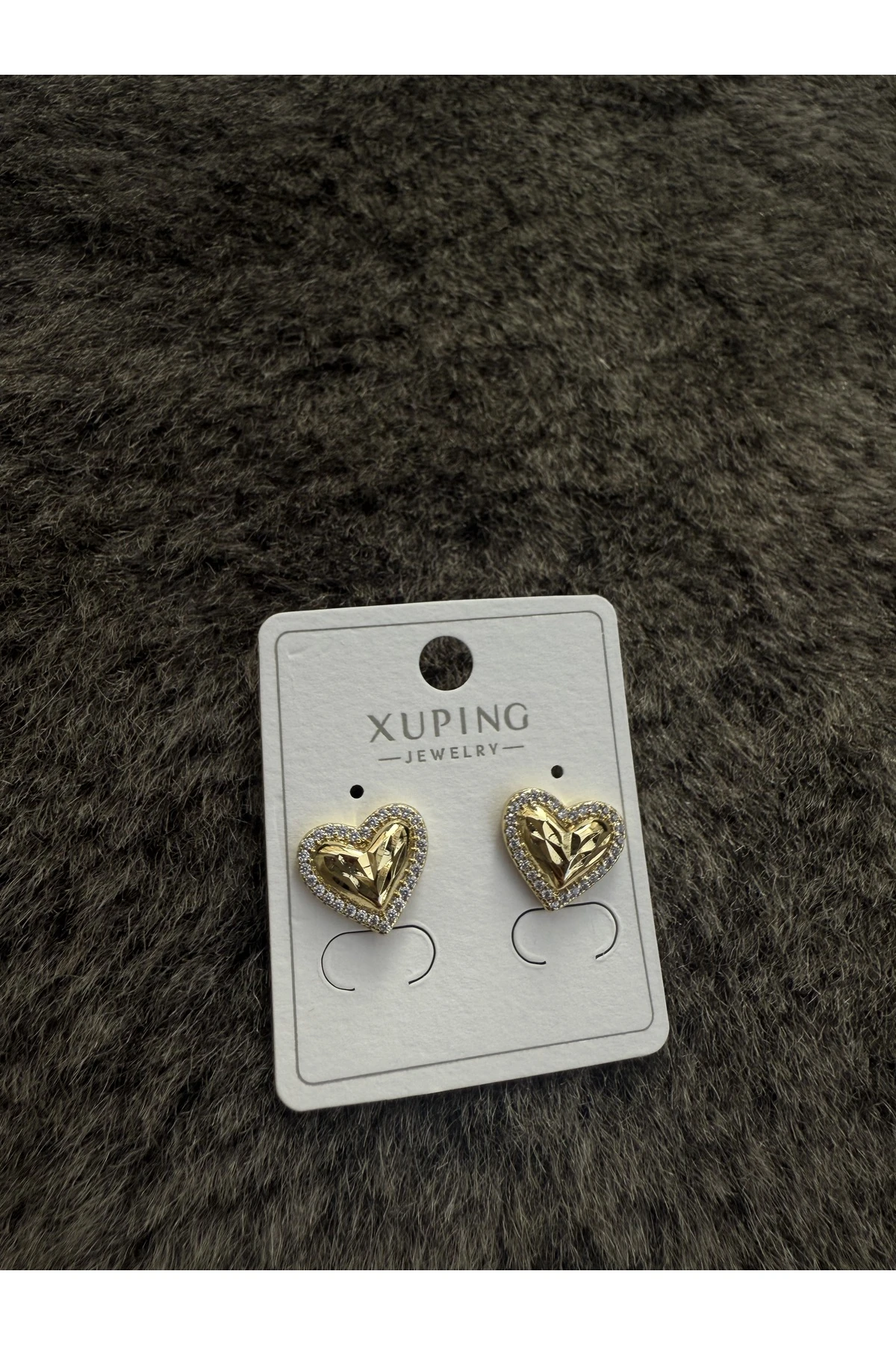 Taş Detaylı Altın Kalp Küpe – Işıltılı ve Zarif Tasarım