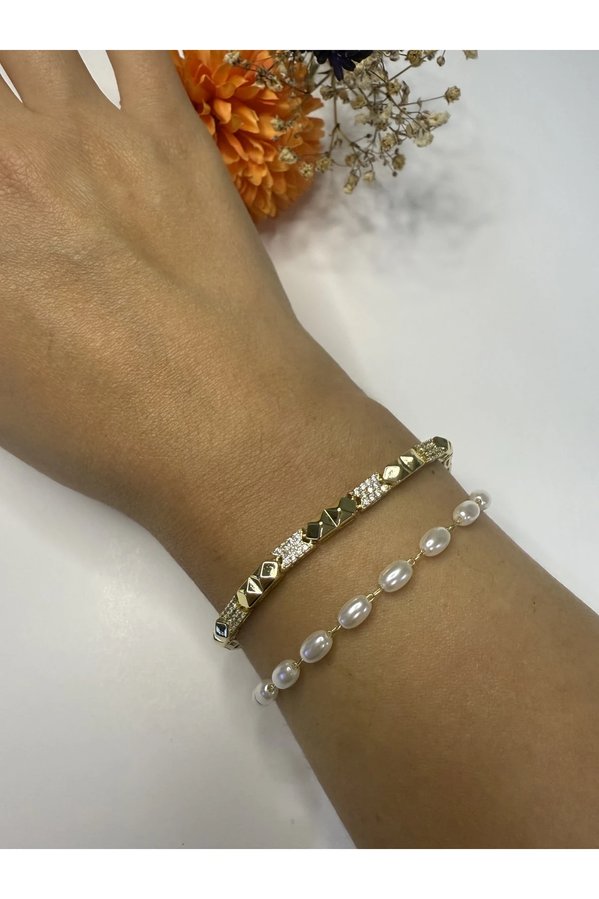 Taş Detaylı Altın Bileklik – Işıltılı ve Zarif Tasarım