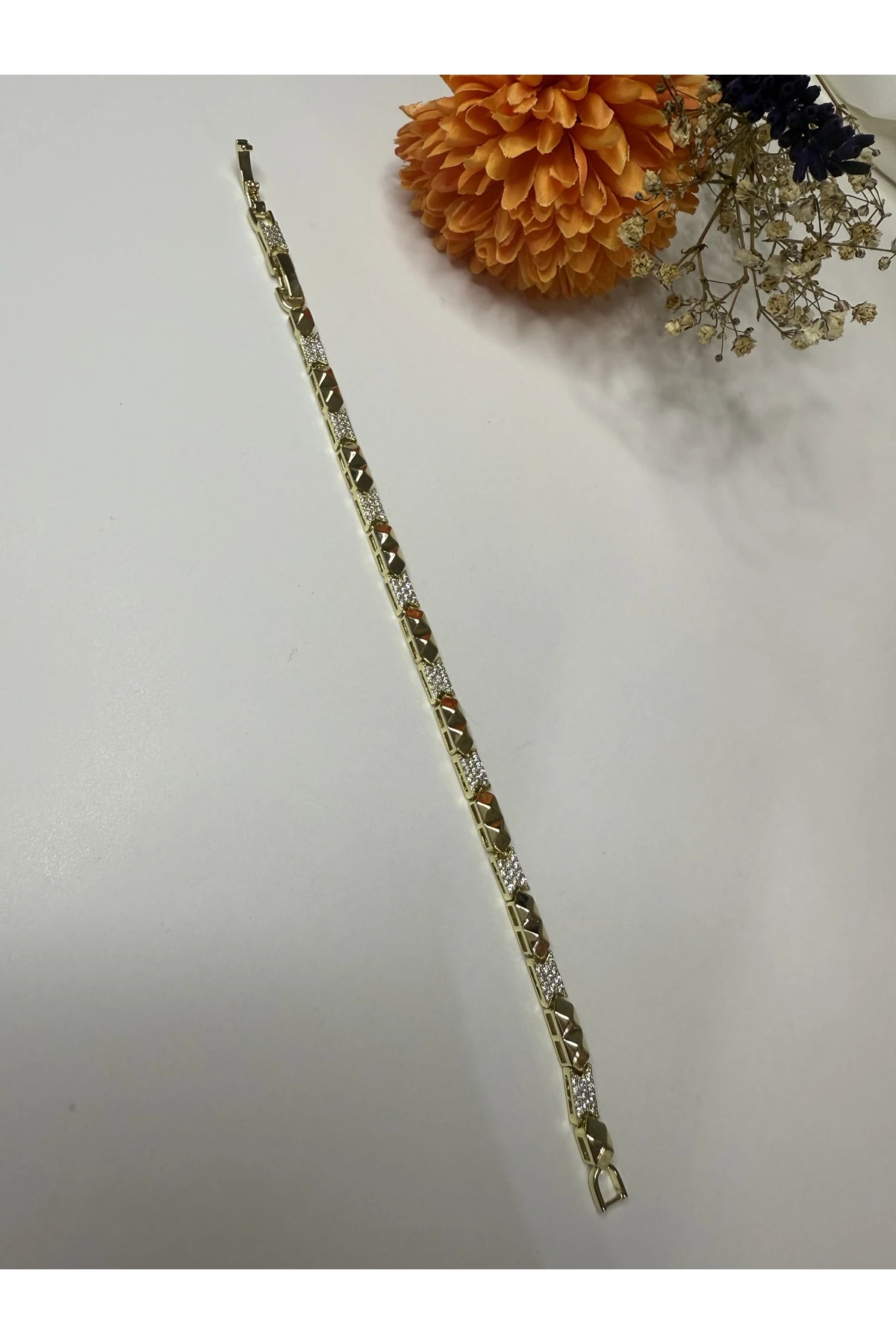 Taş Detaylı Altın Bileklik – Işıltılı ve Zarif Tasarım