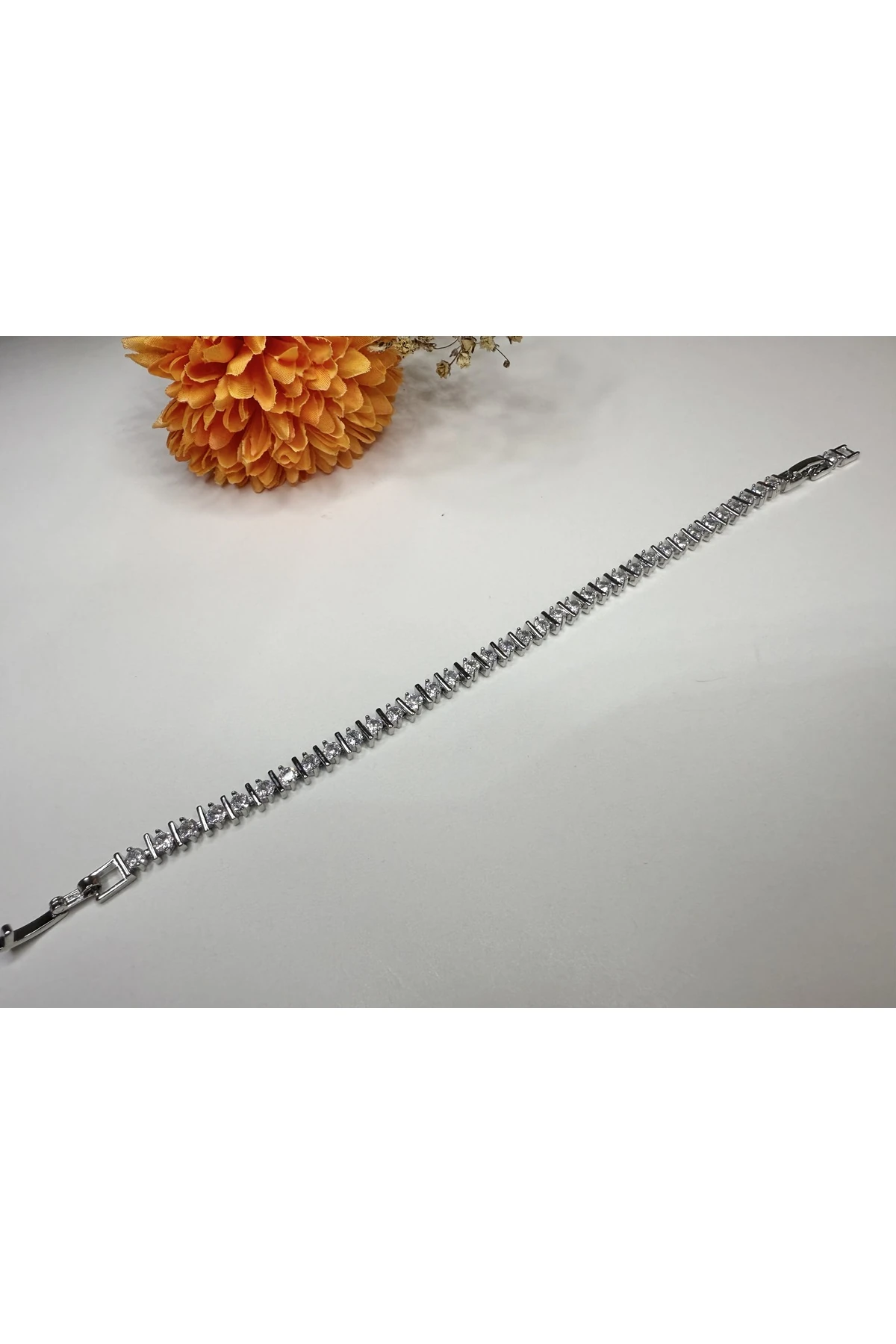 Gümüş Renk Tam Tur Taşlı Bileklik – Işıltılı ve Zarif Tasarım