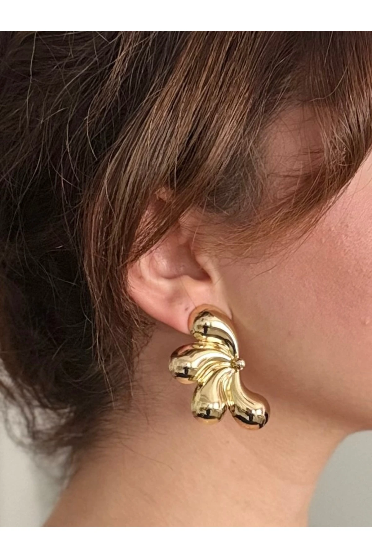 Altın Renk Büyük Form Sculptural Çiçek Küpe