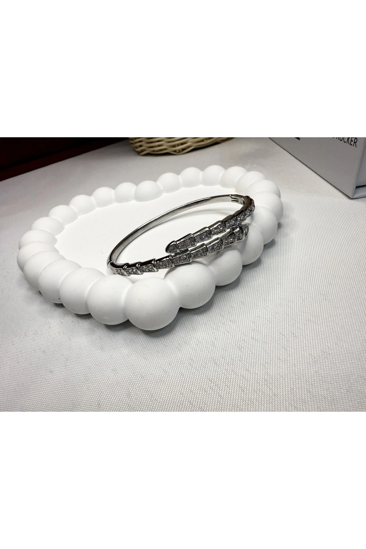 Zarif Taş Detaylı Çelik Bileklik – Gümüş Renk