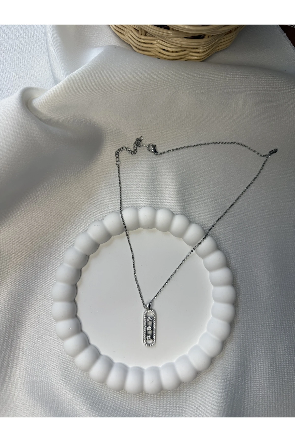 Üç Taşlı Çelik Kolye – Zarif ve Şık Tasarım