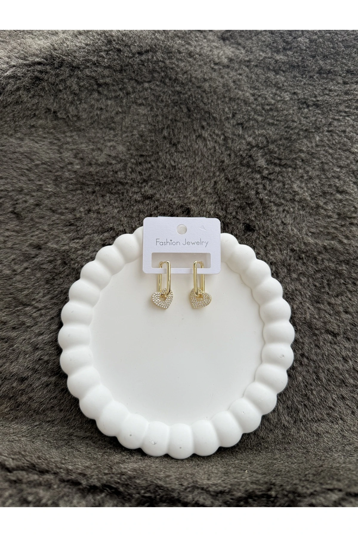 Altın Renk Kalpli Taşlı Çelik Küpe – Zarif ve Şık Tasarım