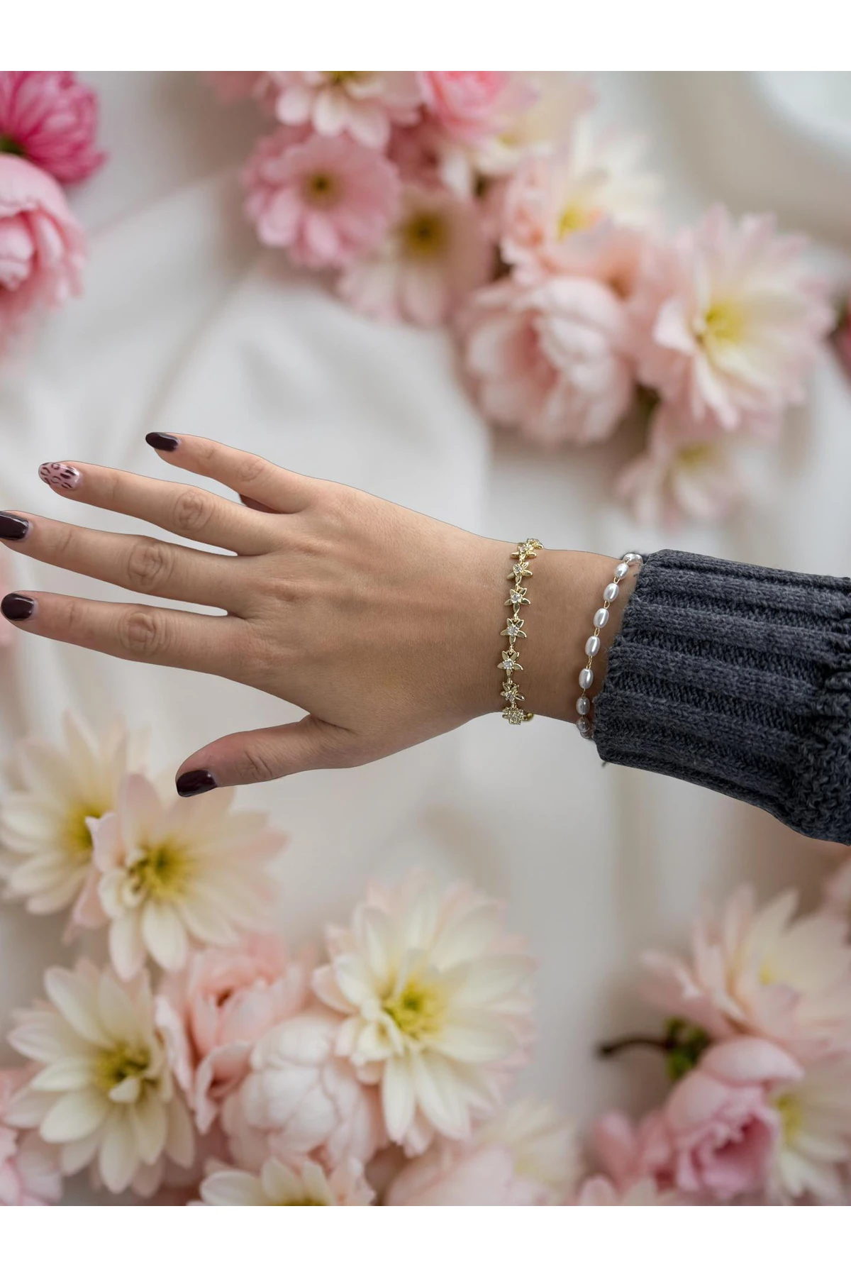 Gold Renk Çiçek Formlu Tek Taşlı Bileklik