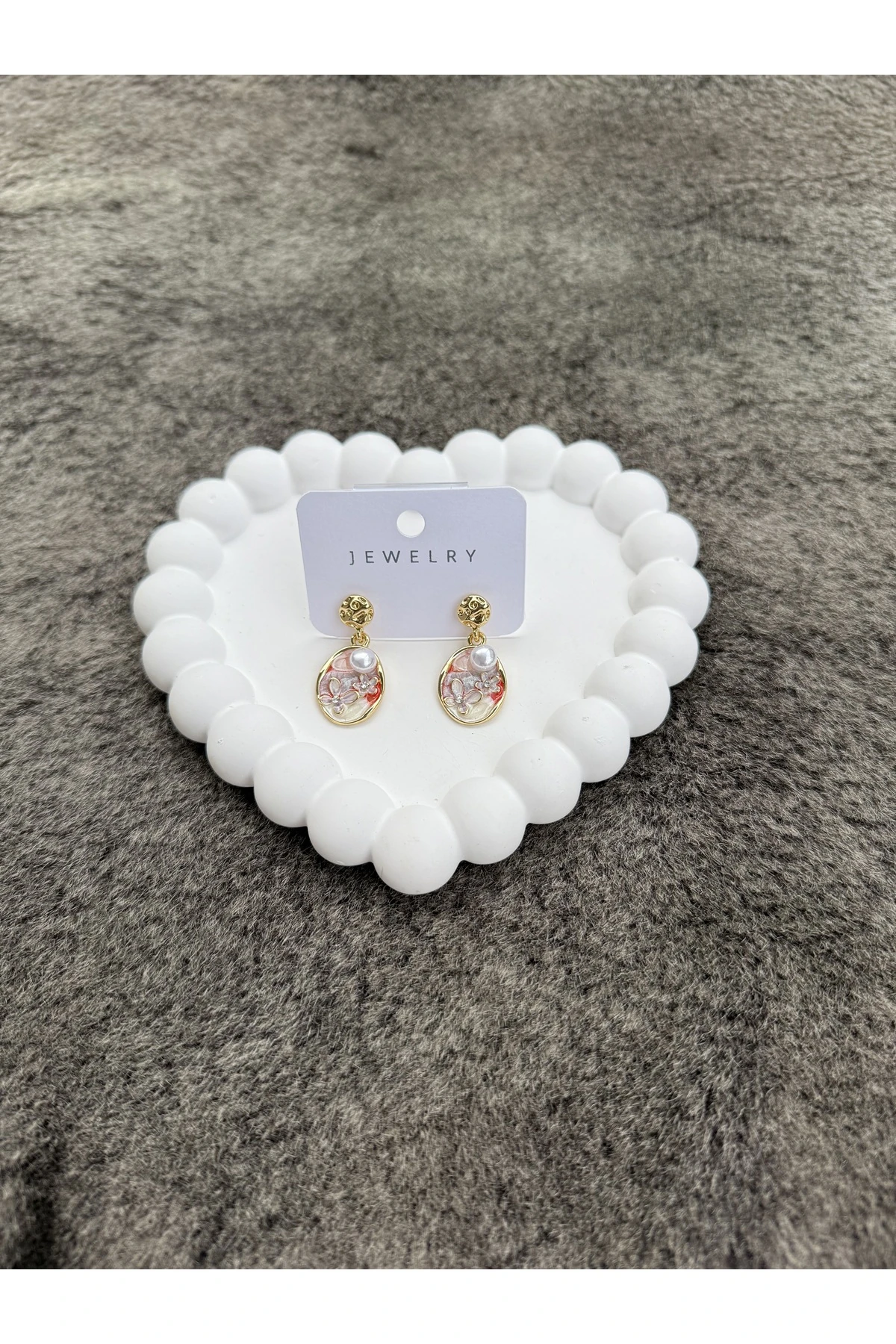 Altın Renk Çiçek Detaylı İnci Küpe – Zarif & Modern Tasarım