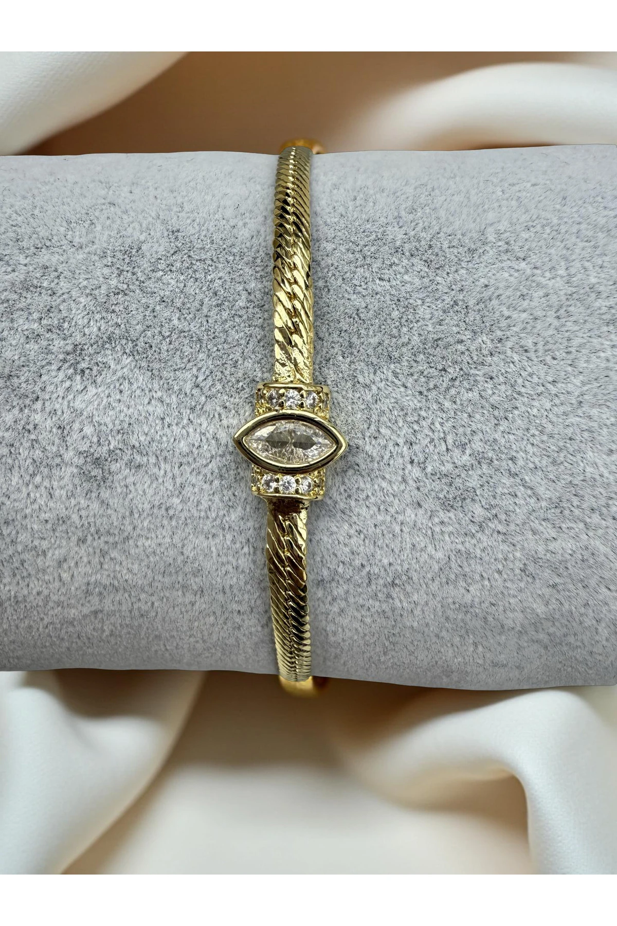 Oval Formlu Tek Taş Detaylı Bileklik