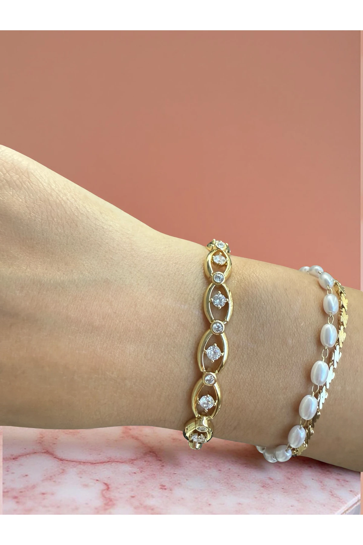 Zarif Taş Detaylı Altın Renk Bileklik