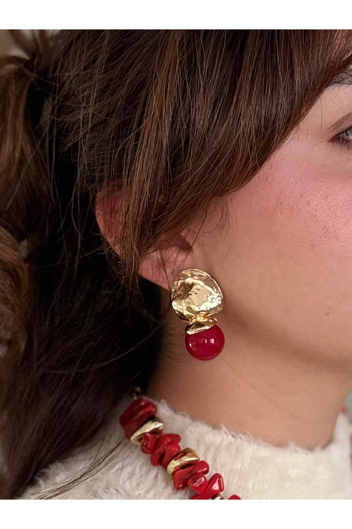 Modern Dövme Altın ve Kırmızı Top Detaylı Statement Küpe