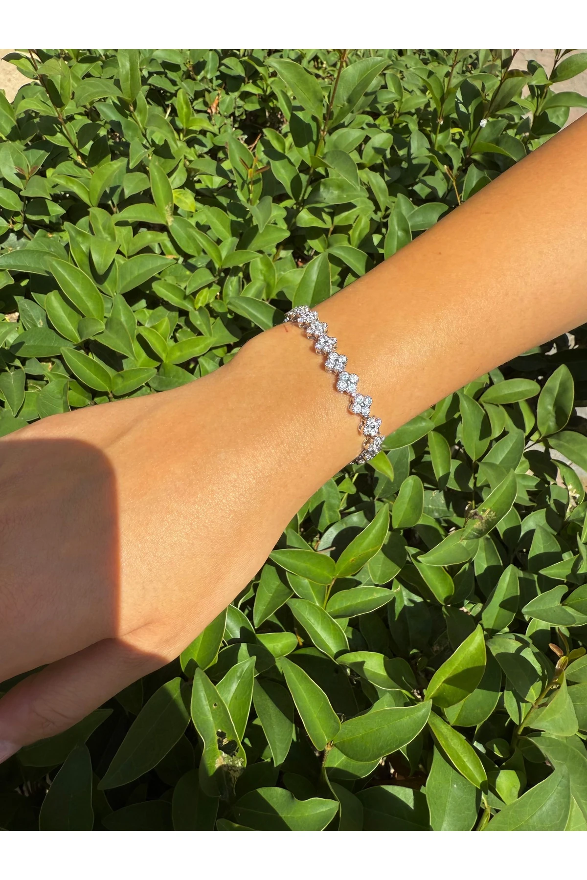 Kadın Çiçek Detaylı Taşlı Çelik Bileklik - Altın ve Gümüş Renk