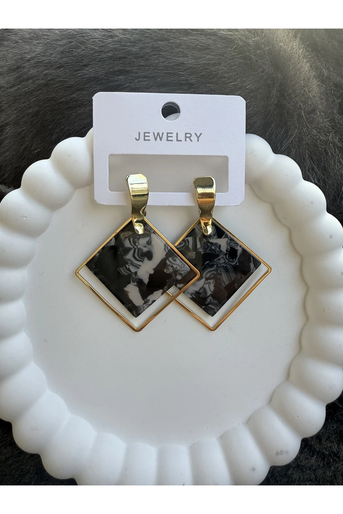 Kare Formlu Desenli Altın Detaylı Küpe (2 Renk Seçeneği)