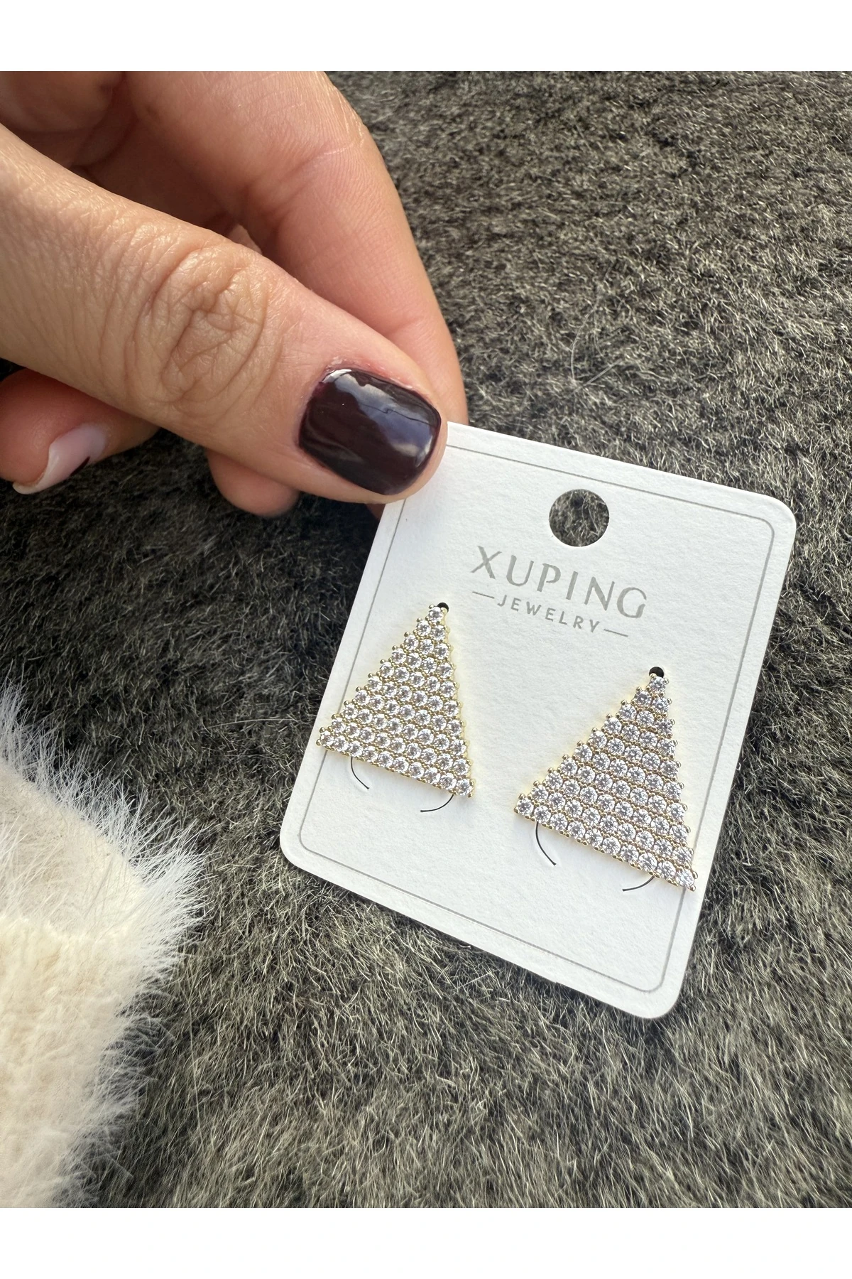 Üçgen Formlu Taş Detaylı Küpe – Işıltılı ve Modern Tasarım