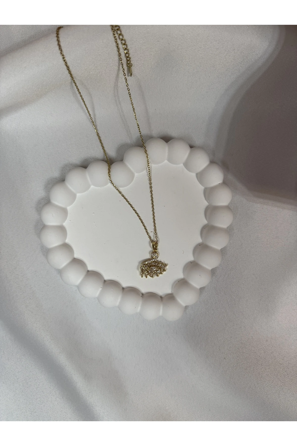 Zirkon Taşlı Altın Renk Çelik Kolye – Zarif Tasarım