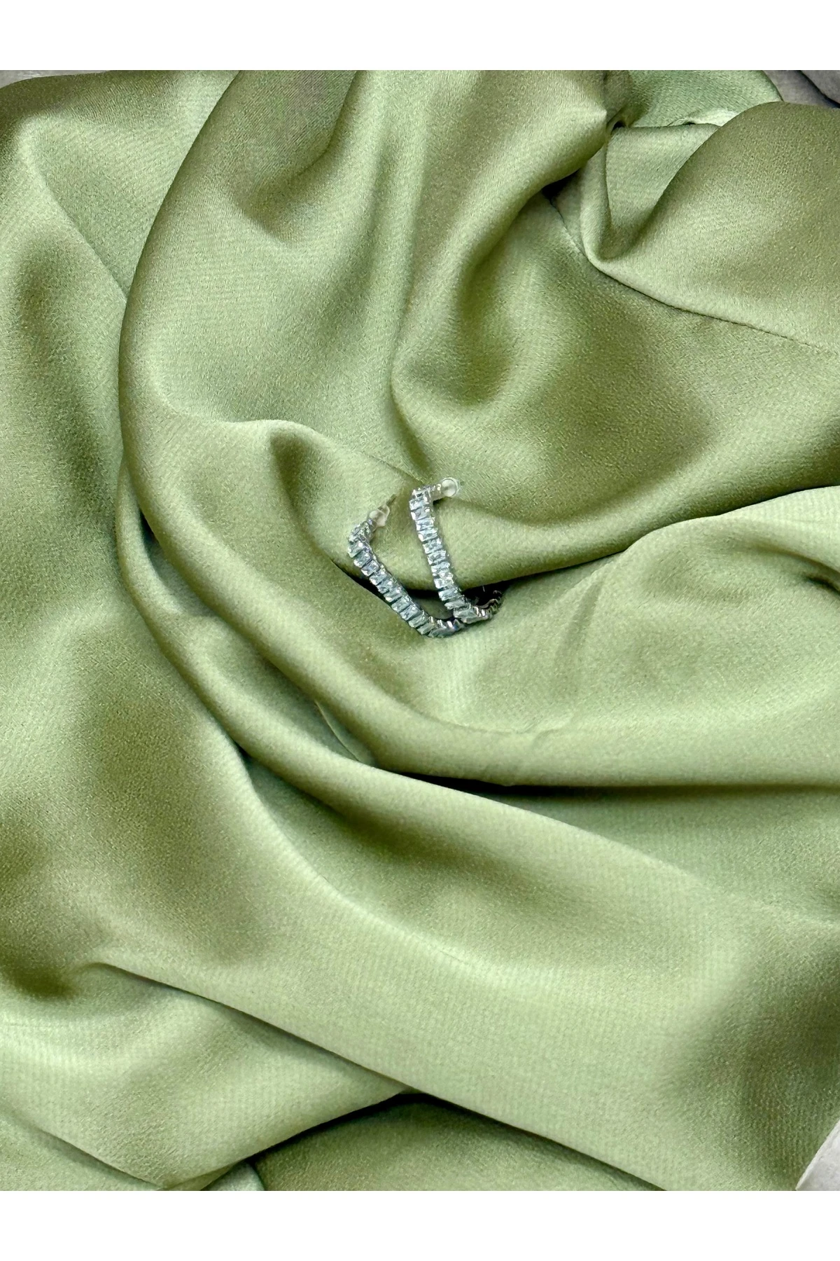 Kadın Tam Taş İşlemeli Çelik Halka Küpe - Gümüş Renk