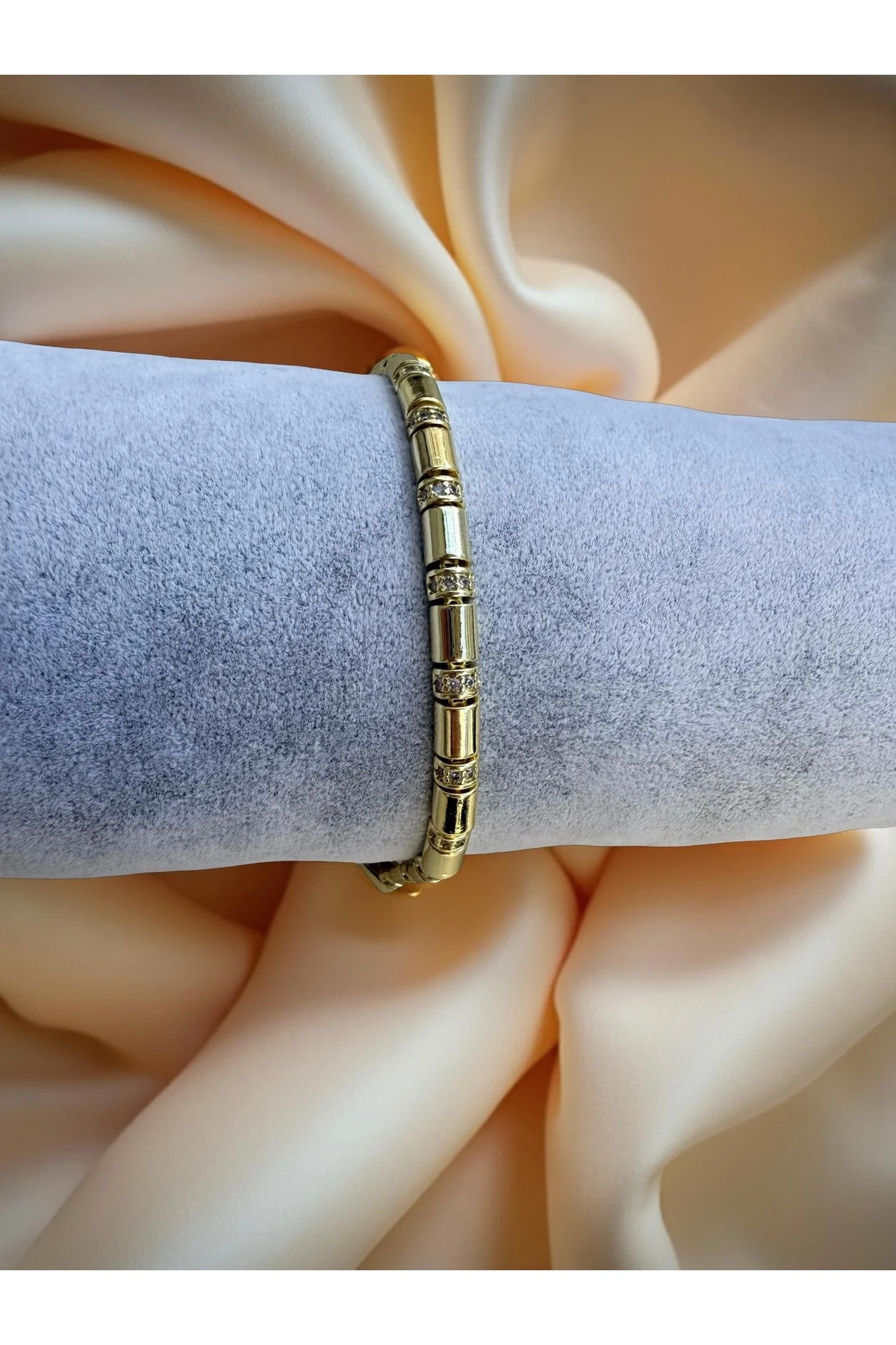 Gold Silindirik Form Taş Detaylı Zarif Bileklik – Şık & Modern Tasarım