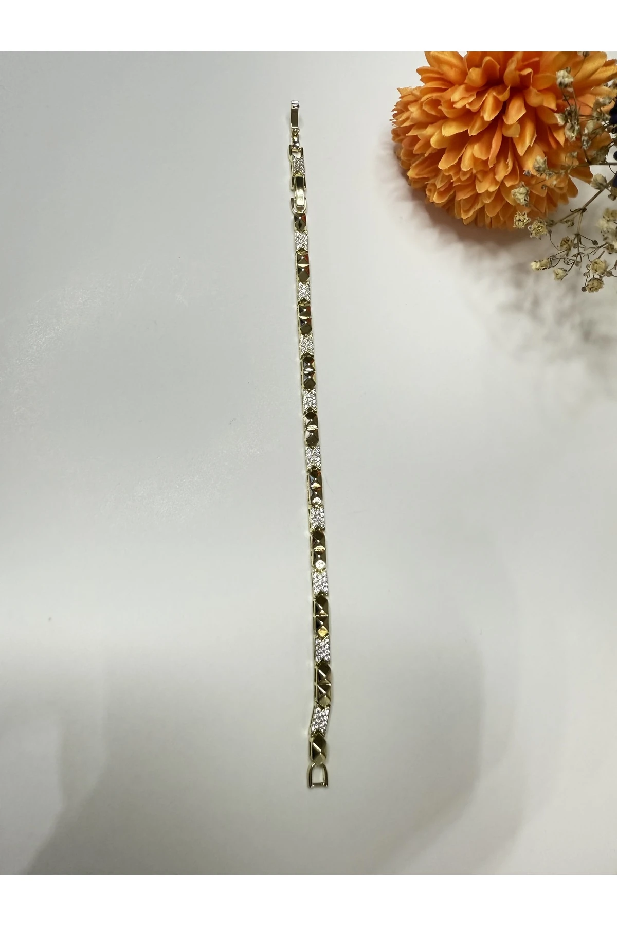 Taş Detaylı Altın Bileklik – Işıltılı ve Zarif Tasarım