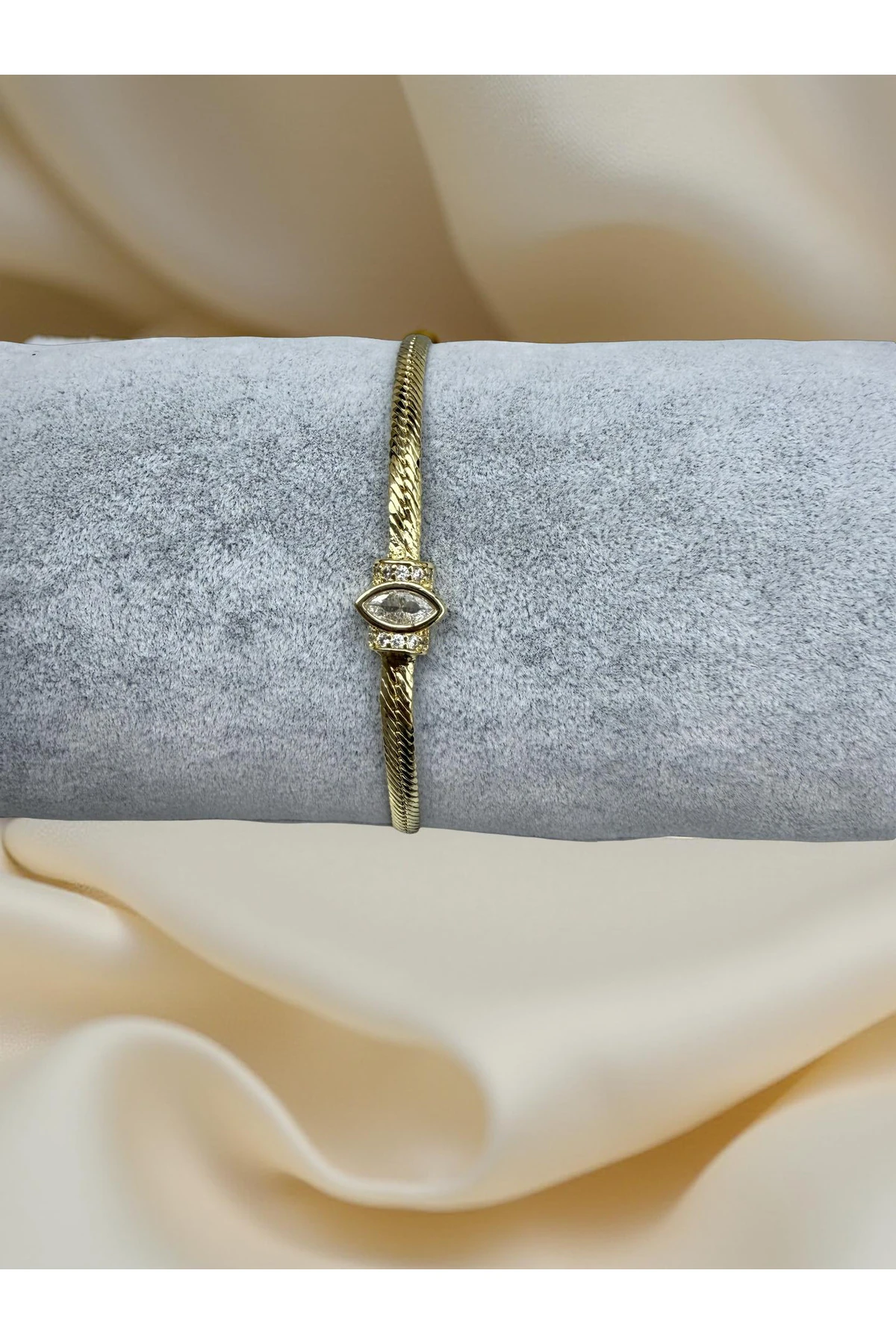 Oval Formlu Tek Taş Detaylı Bileklik