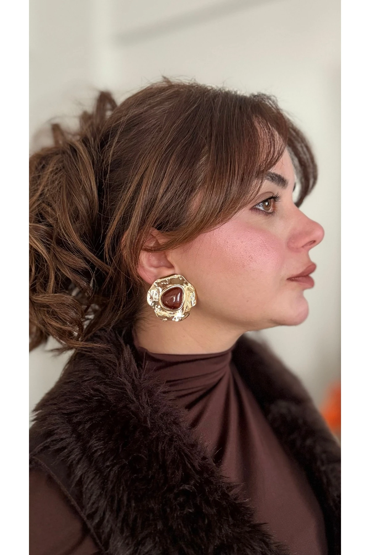 Kahverengi Taş Detaylı Gold Maxi Küpe