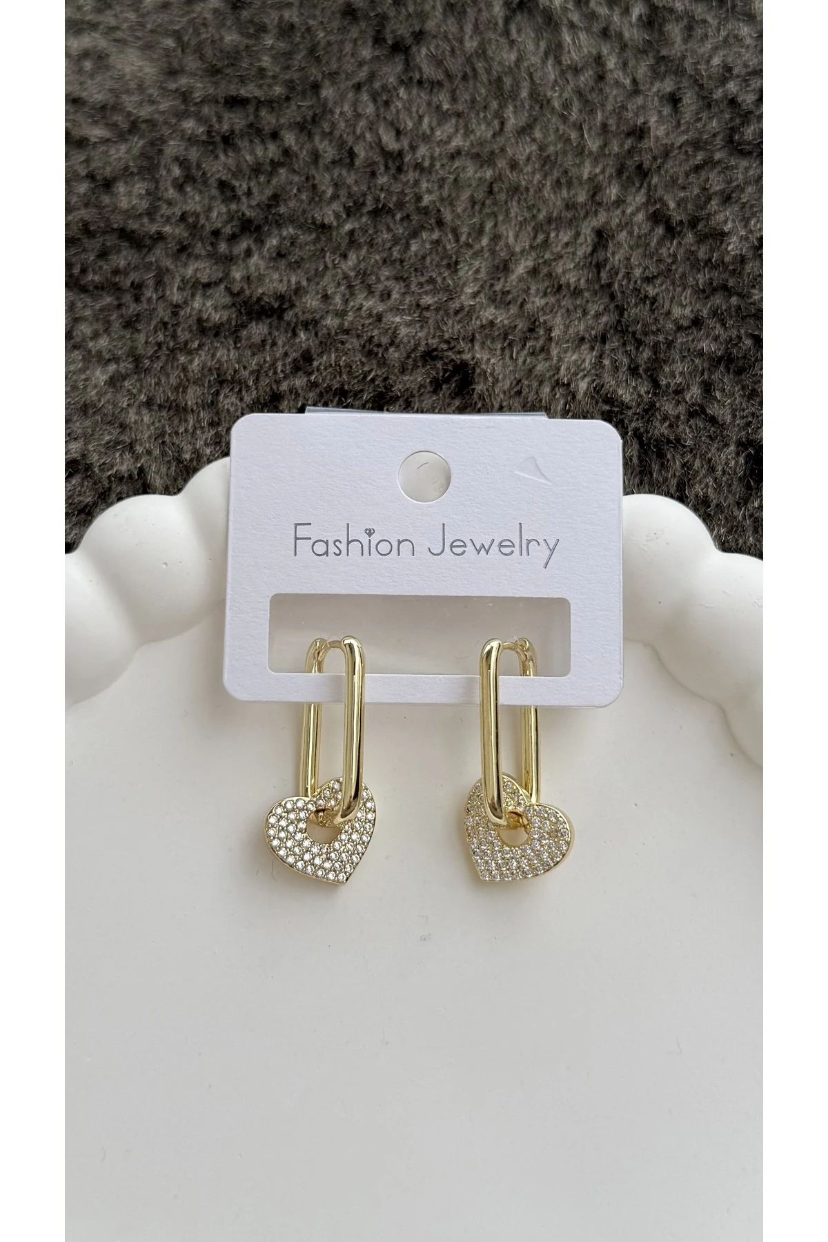 Altın Renk Kalpli Taşlı Çelik Küpe – Zarif ve Şık Tasarım