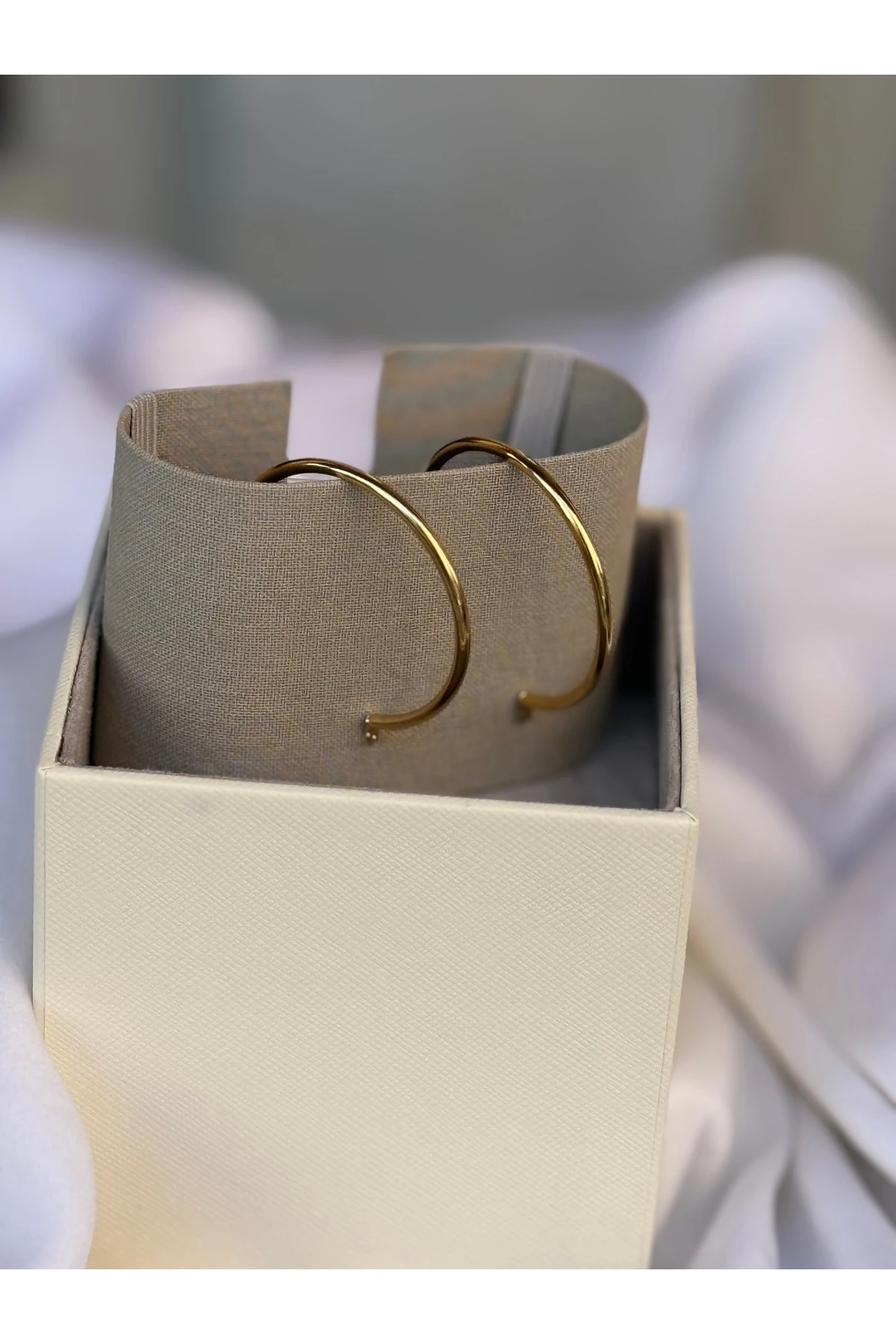 Altın Renk Büyük Halka Kadın Küpe – Klasik & Zamansız