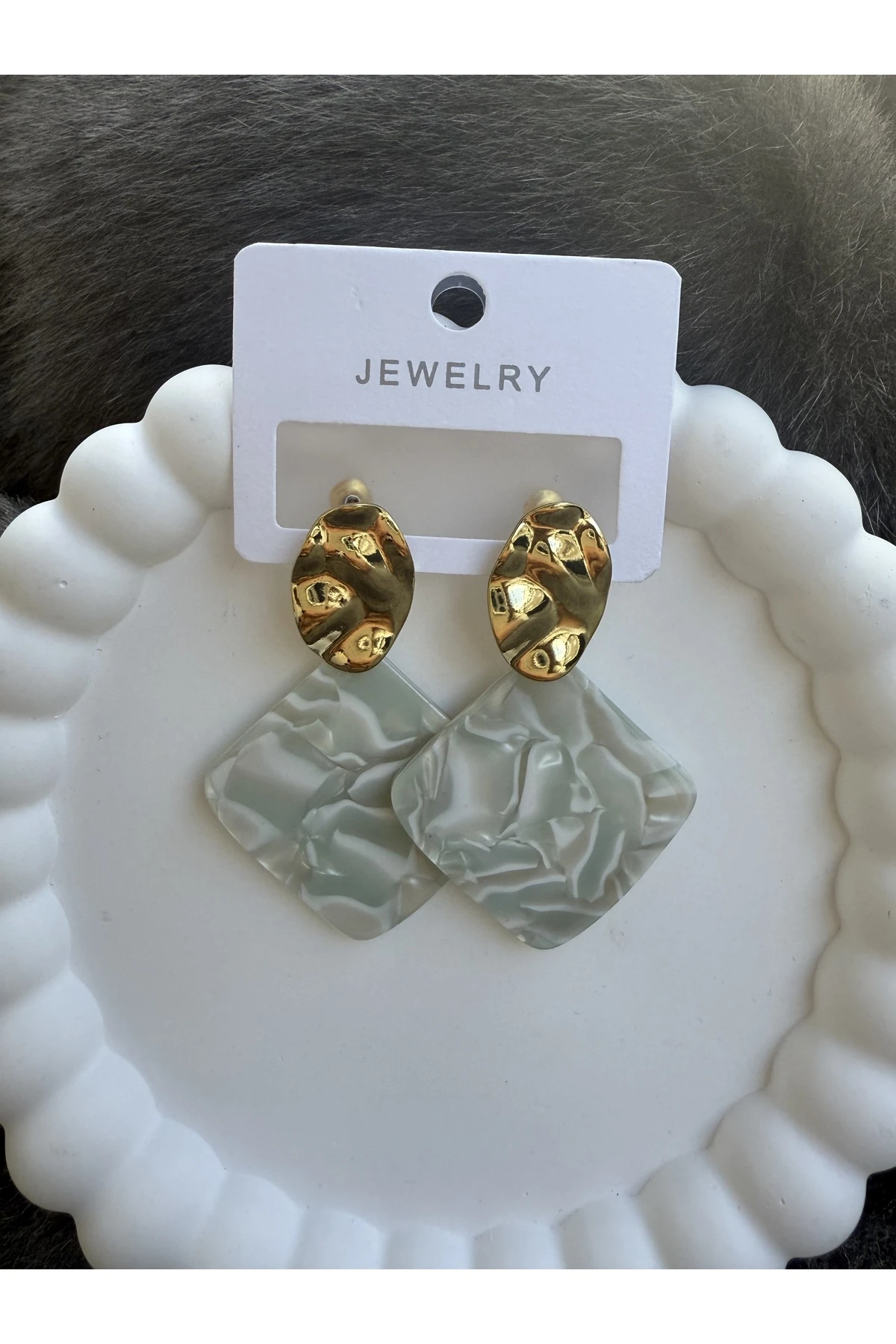 Kare Formlu Desenli Altın Detaylı Küpe (2 Renk Seçeneği)