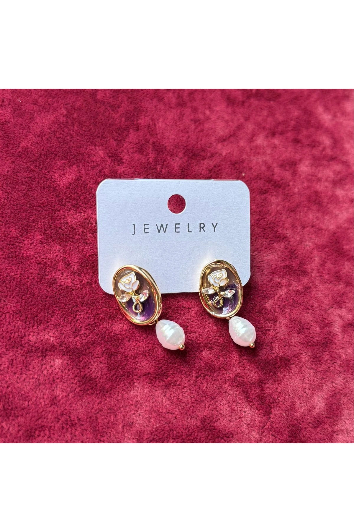 Mor Zeminli Çiçek Desenli İnci Detaylı Küpe