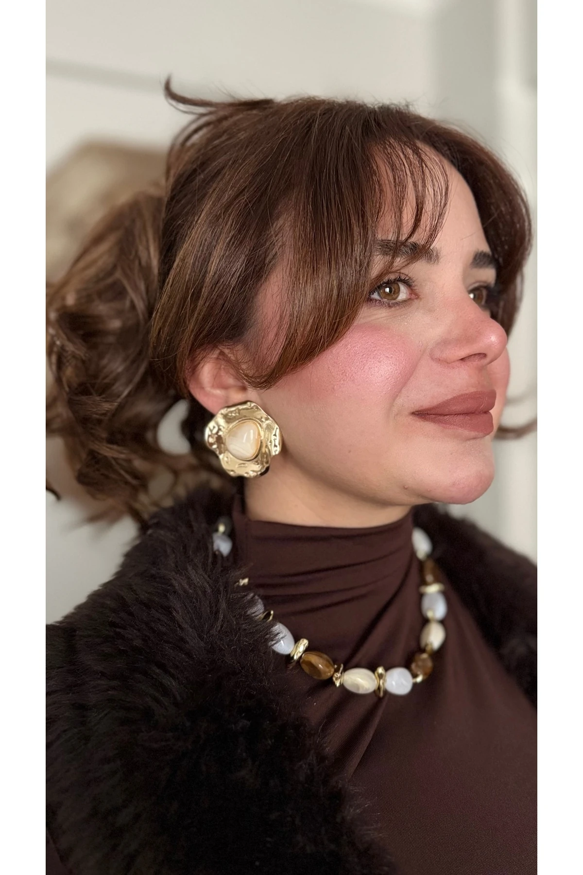 Gold Dokulu Krem Taş Görünümlü Küpe