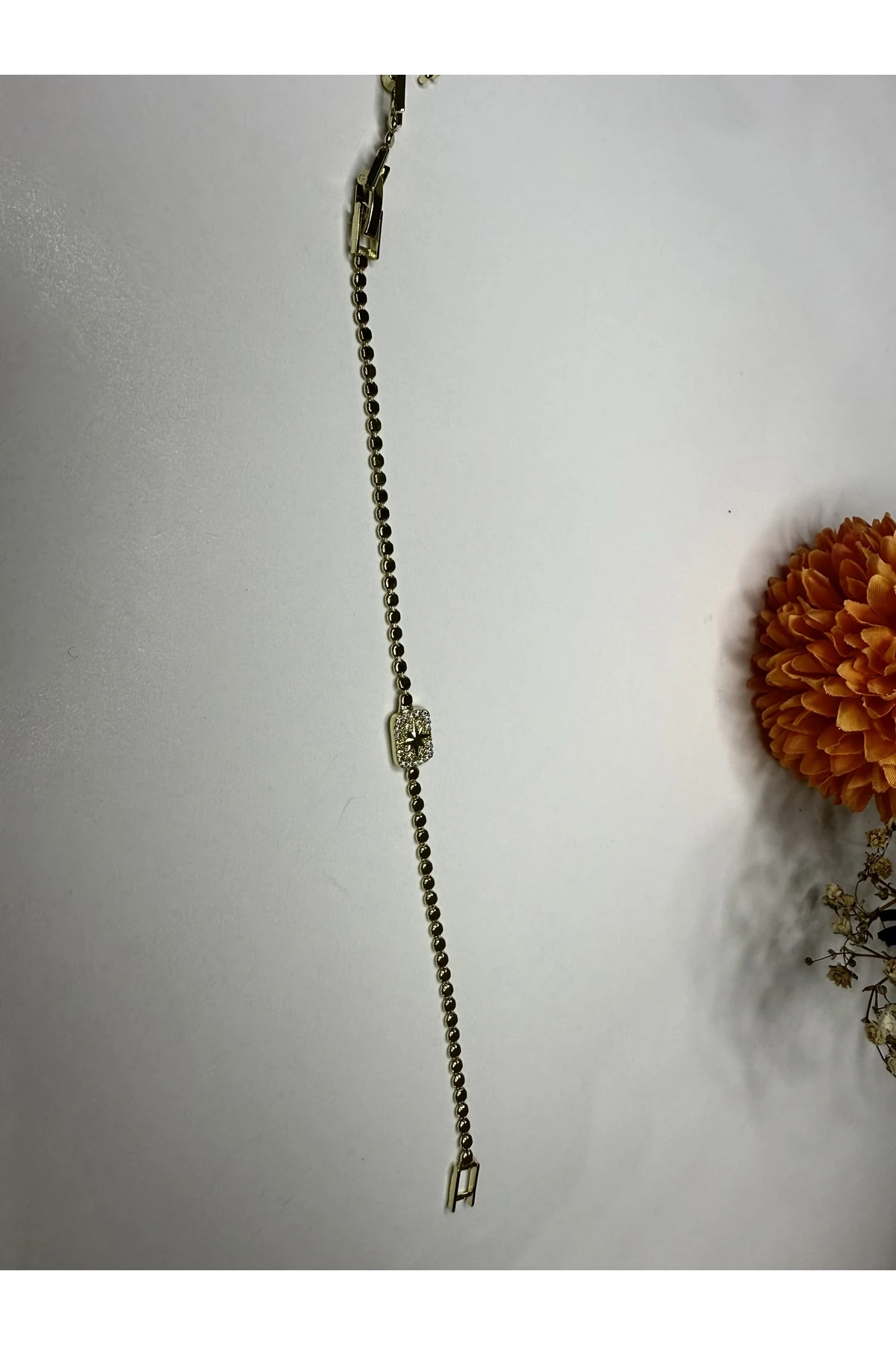 Altın Renk Kuzey Yıldızı Detaylı Bileklik – Zarif ve Işıltılı Tasarım