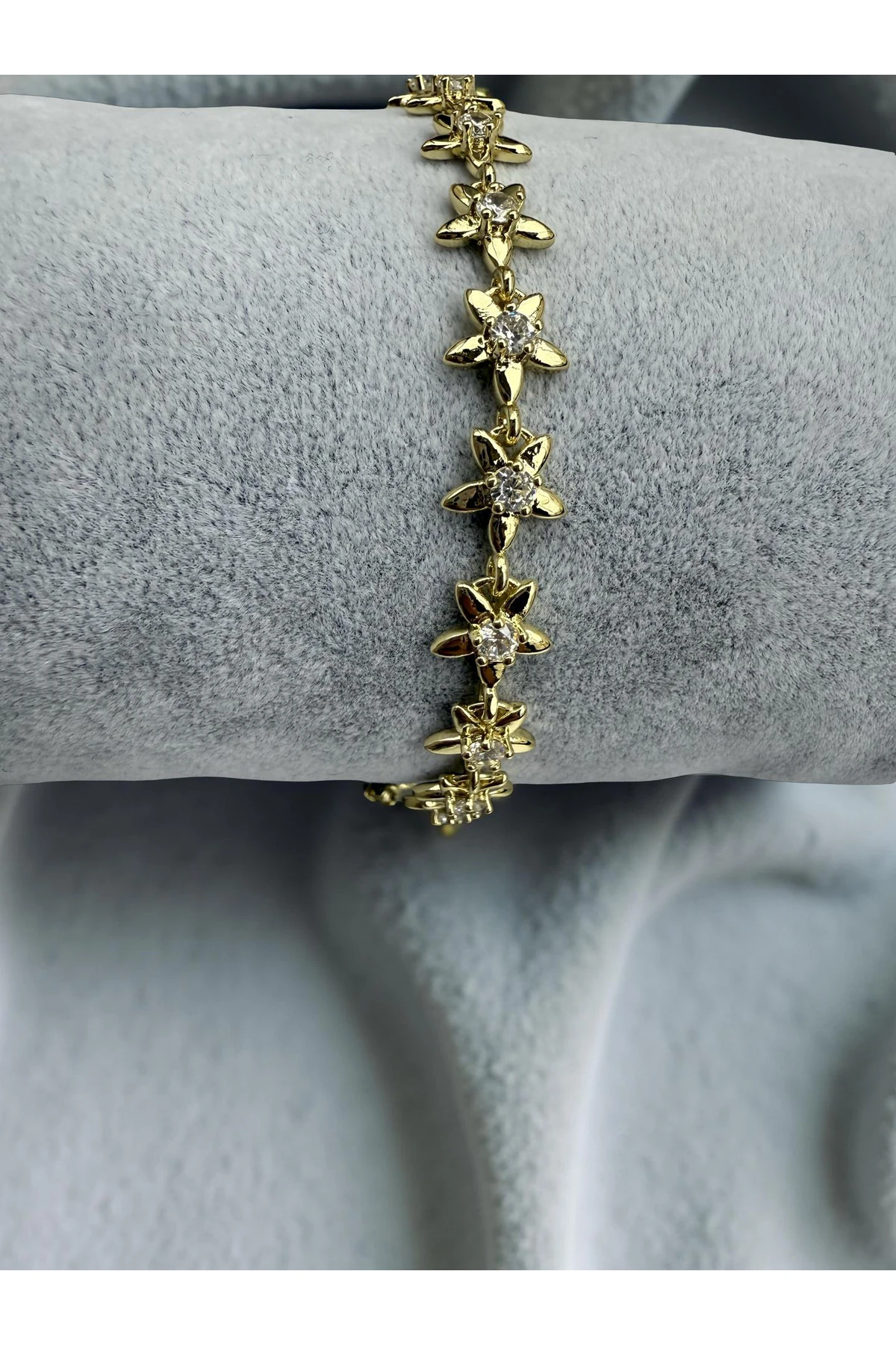 Gold Renk Çiçek Formlu Tek Taşlı Bileklik