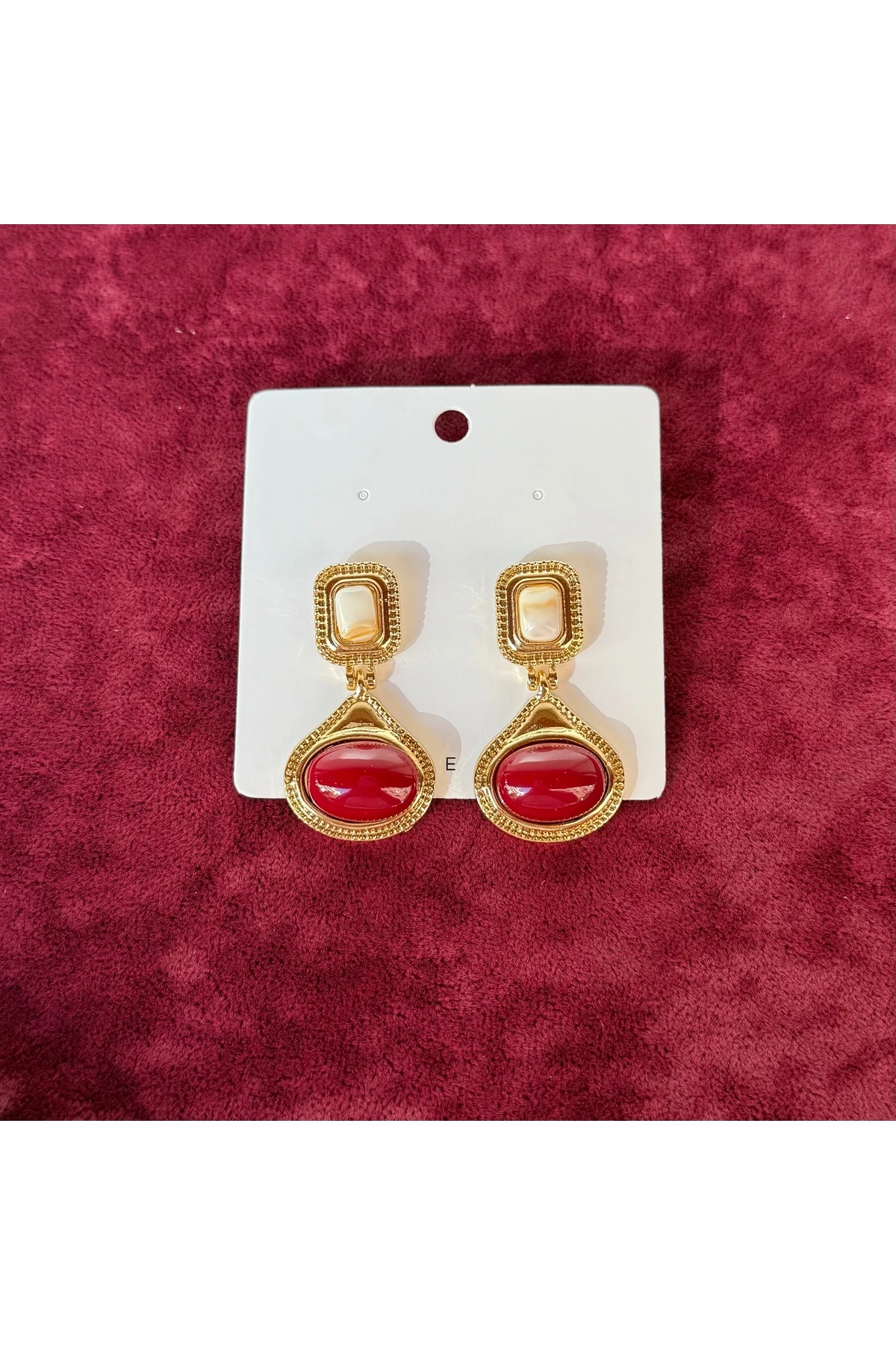 Bordo Taşlı Sallantılı Altın Detaylı Küpe – Zarif & Şık Tasarım