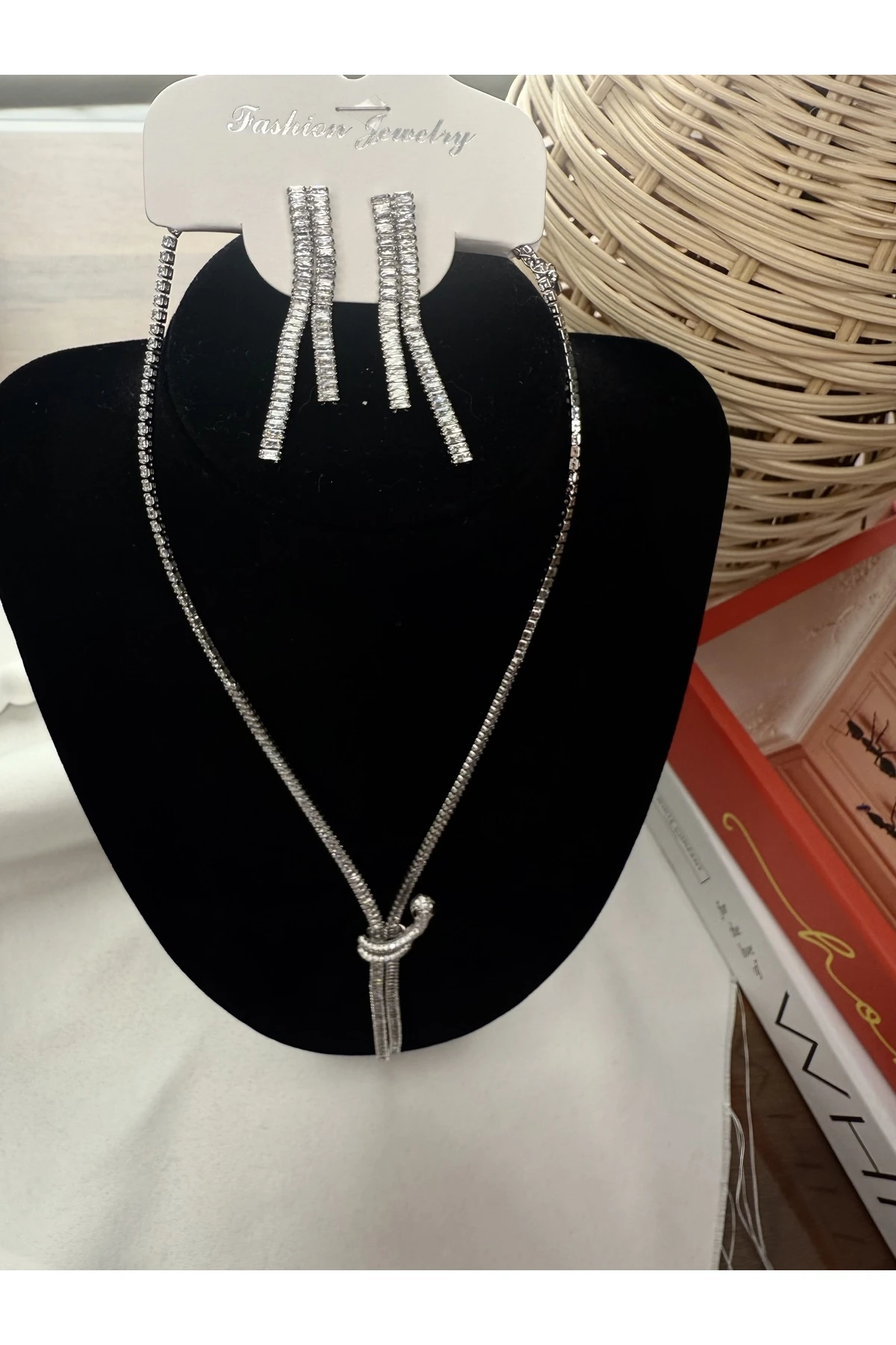 Taşlı Uzun Küpe & Bağlama Detaylı Kolye Seti –