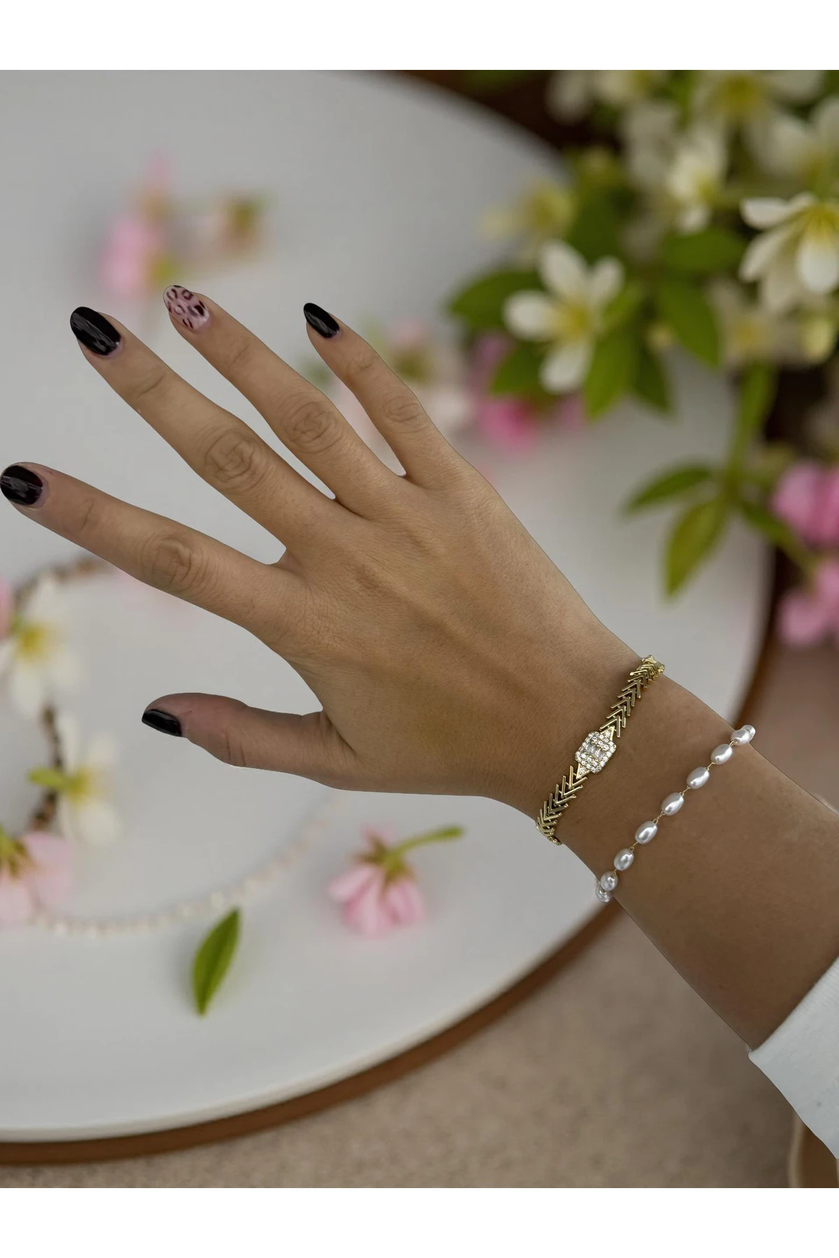Gold Renk Balık Kılçığı Formlu Tek Taş Detaylı Bileklik