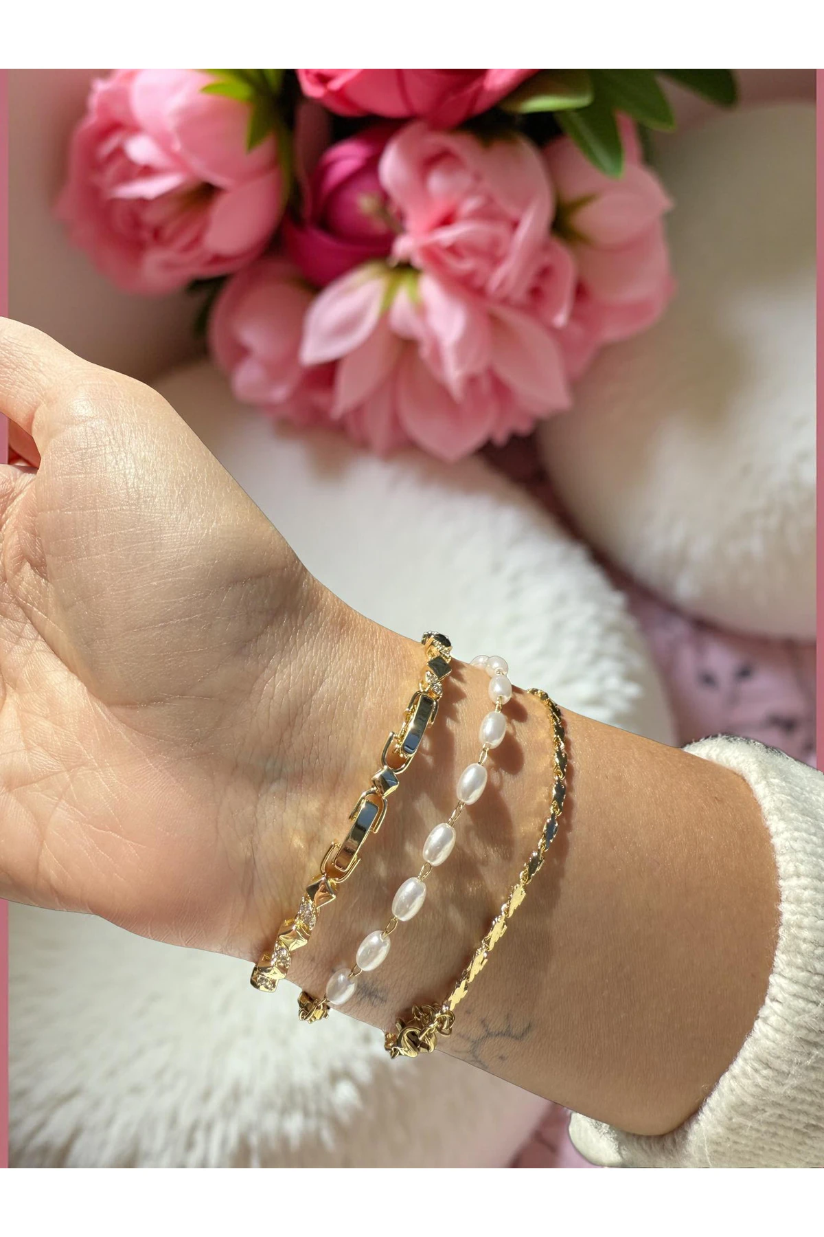 Gold Kare & Taş Detaylı Zarif Bileklik – Modern Işıltılı Tasarım