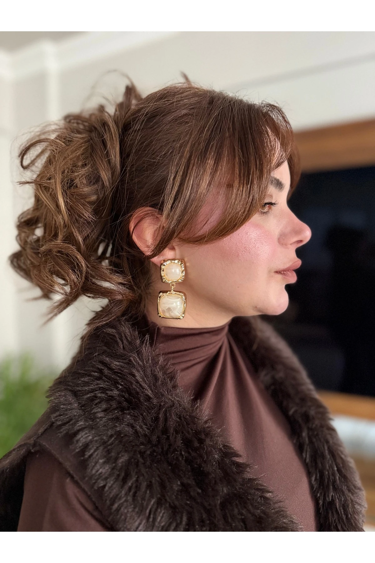 Gold Çerçeveli Doğal Form Krem Küpe