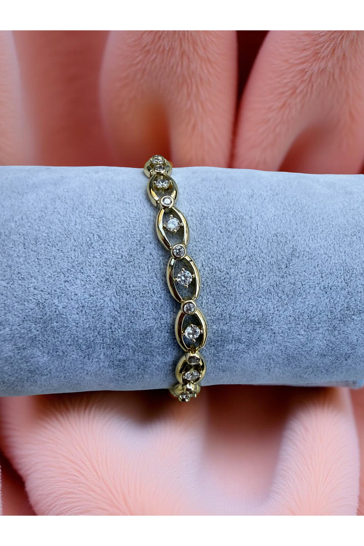 Zarif Taş Detaylı Altın Renk Bileklik