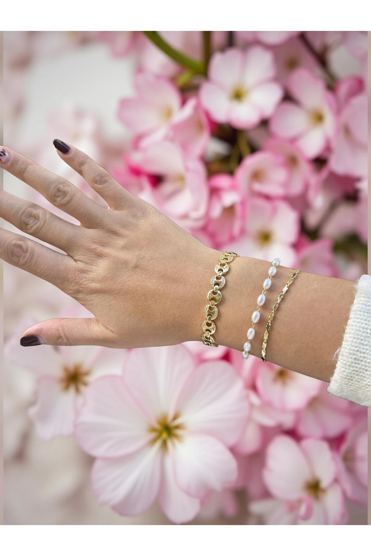Gold Renk Modern Halkalı Tasarım Taş Detaylı Bileklik – Ayarlanabilir, Şık Model