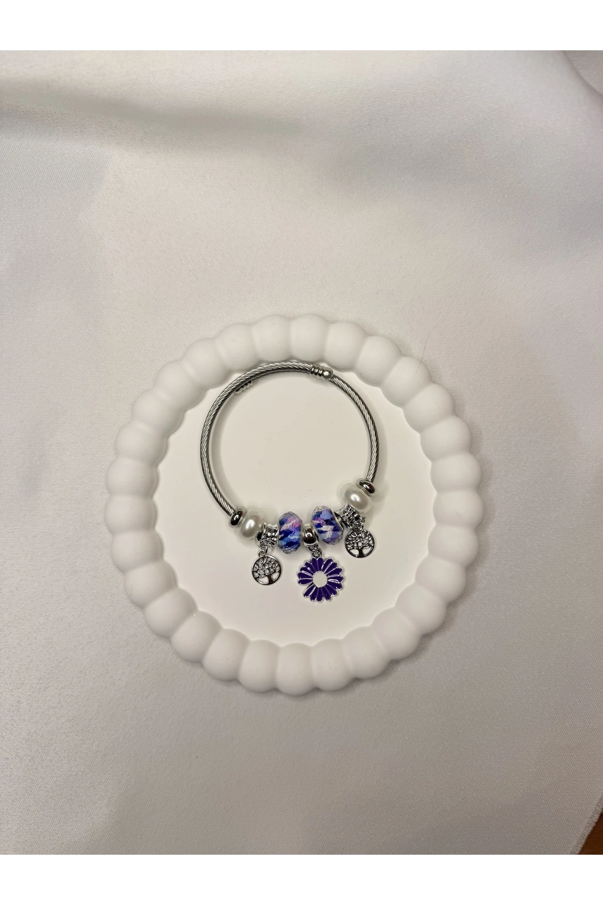 Gümüş Renk Çelik Charm Bileklik – Mor Çiçek ve Taş Detaylı