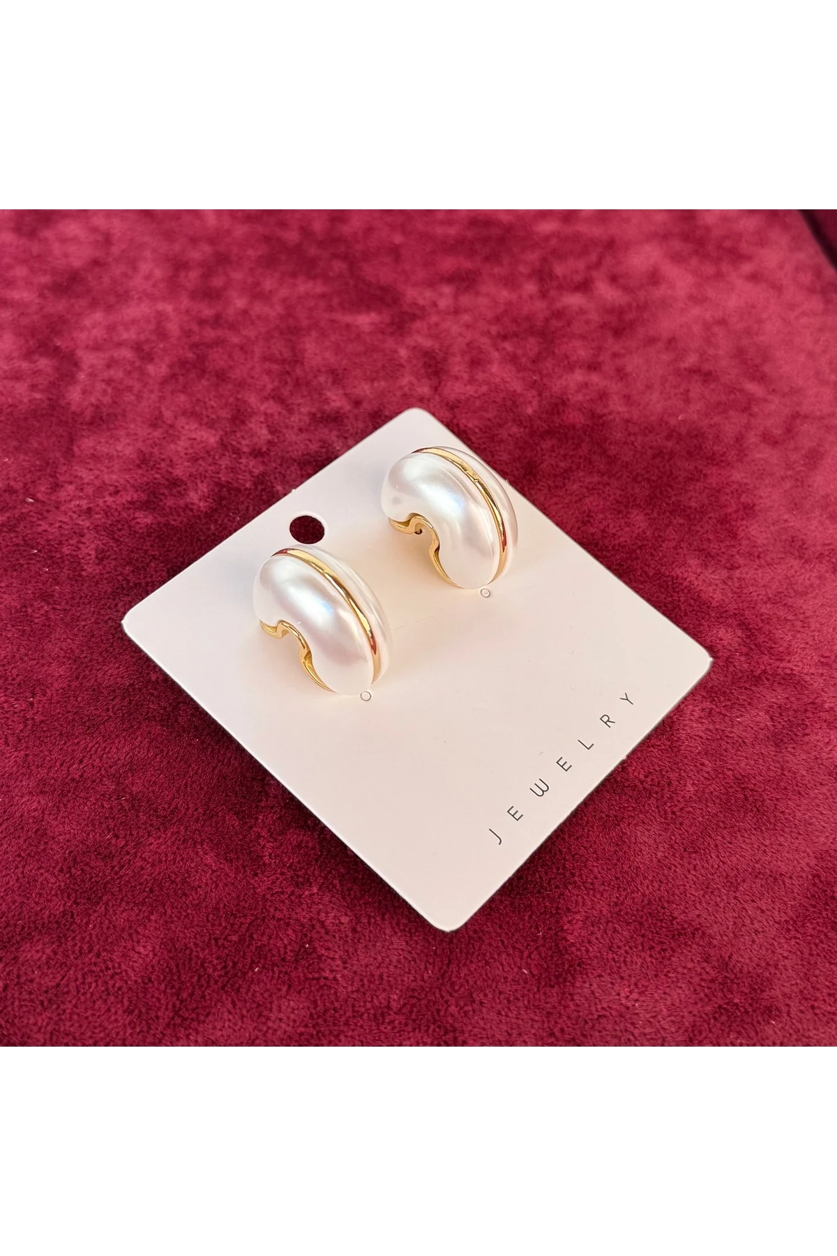 Beyaz İnci Görünümlü Altın Çizgili Küpe – Zarif ve Modern Tasarım