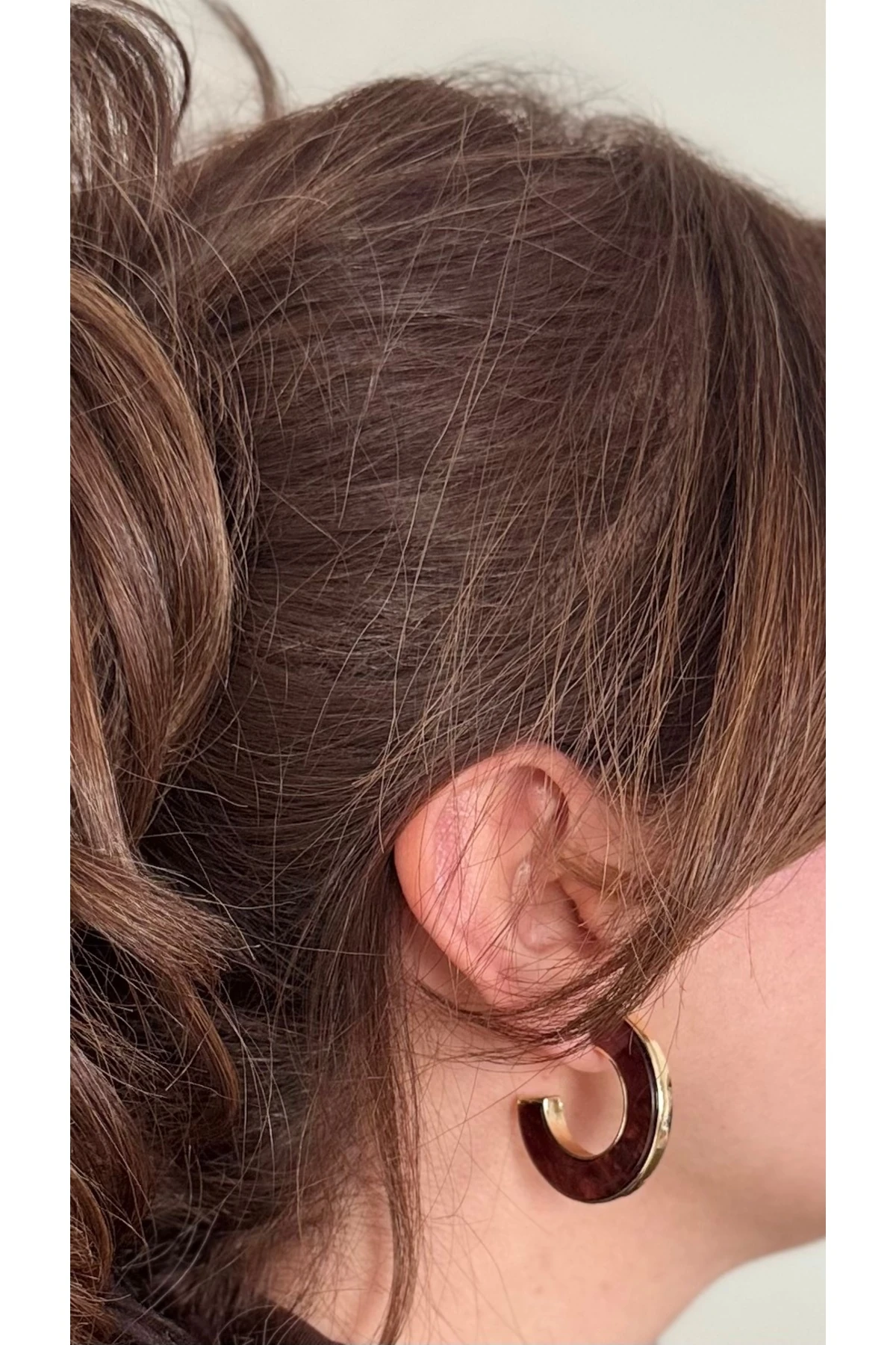 Kahverengi Gold Çerçeveli Yarım Halka Küpe