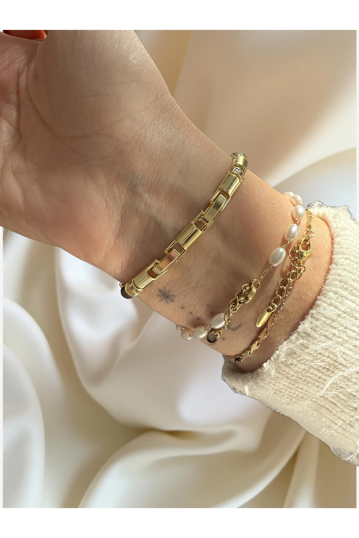 Gold Silindirik Form Taş Detaylı Zarif Bileklik – Şık & Modern Tasarım