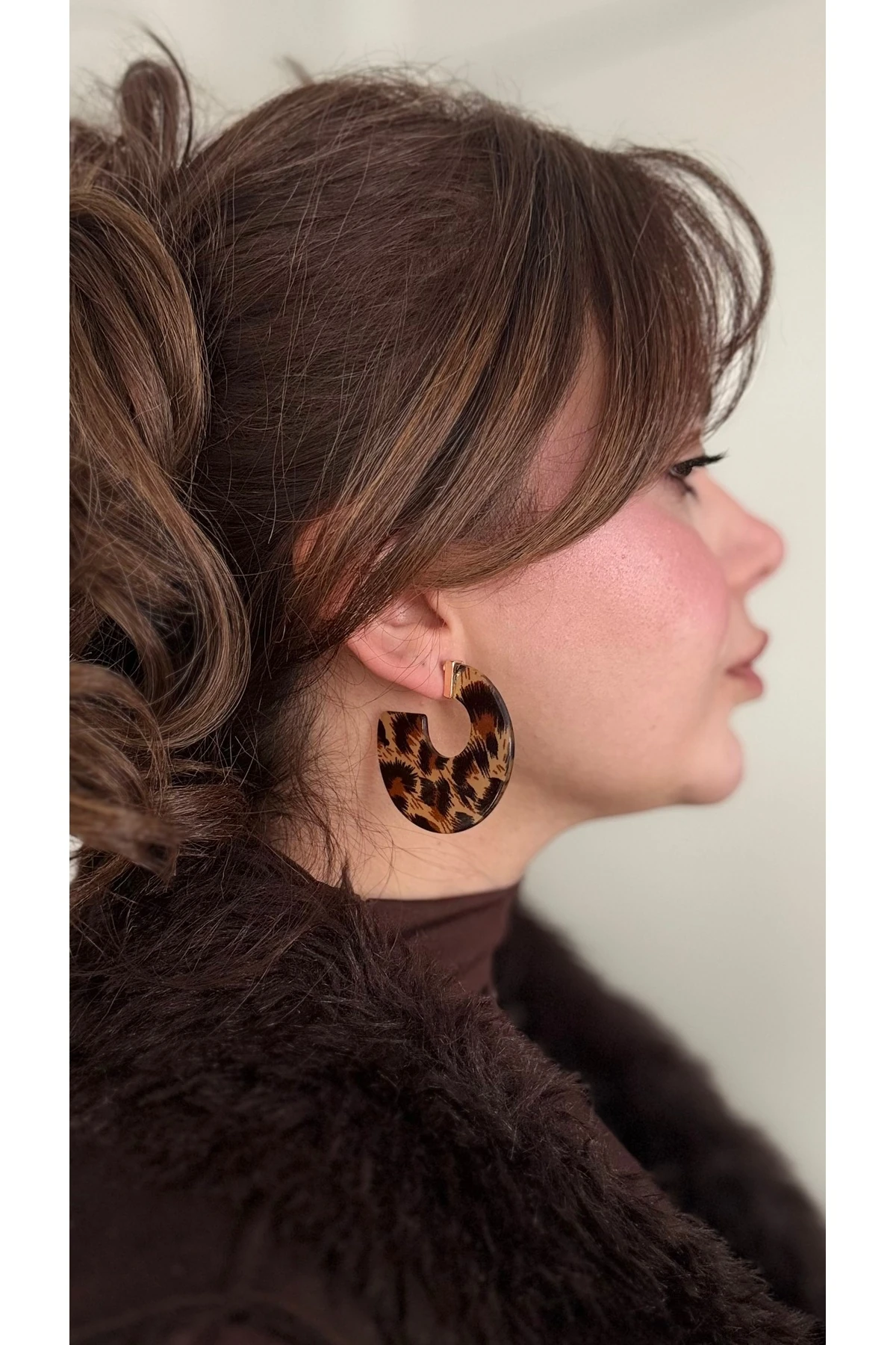 Leopar Desen Yarım Halka Tasarım Küpe