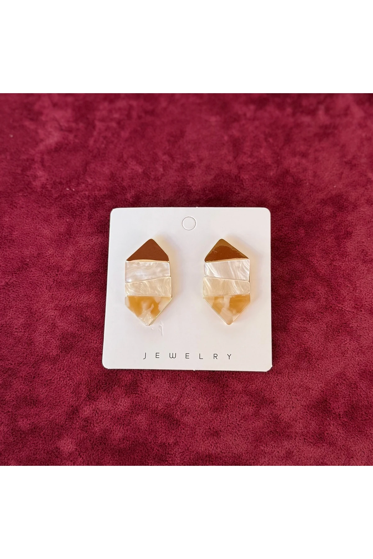 Geometrik İnci Beyazı & Kahve Tonlu Küpe – Modern ve Zarif Tasarım