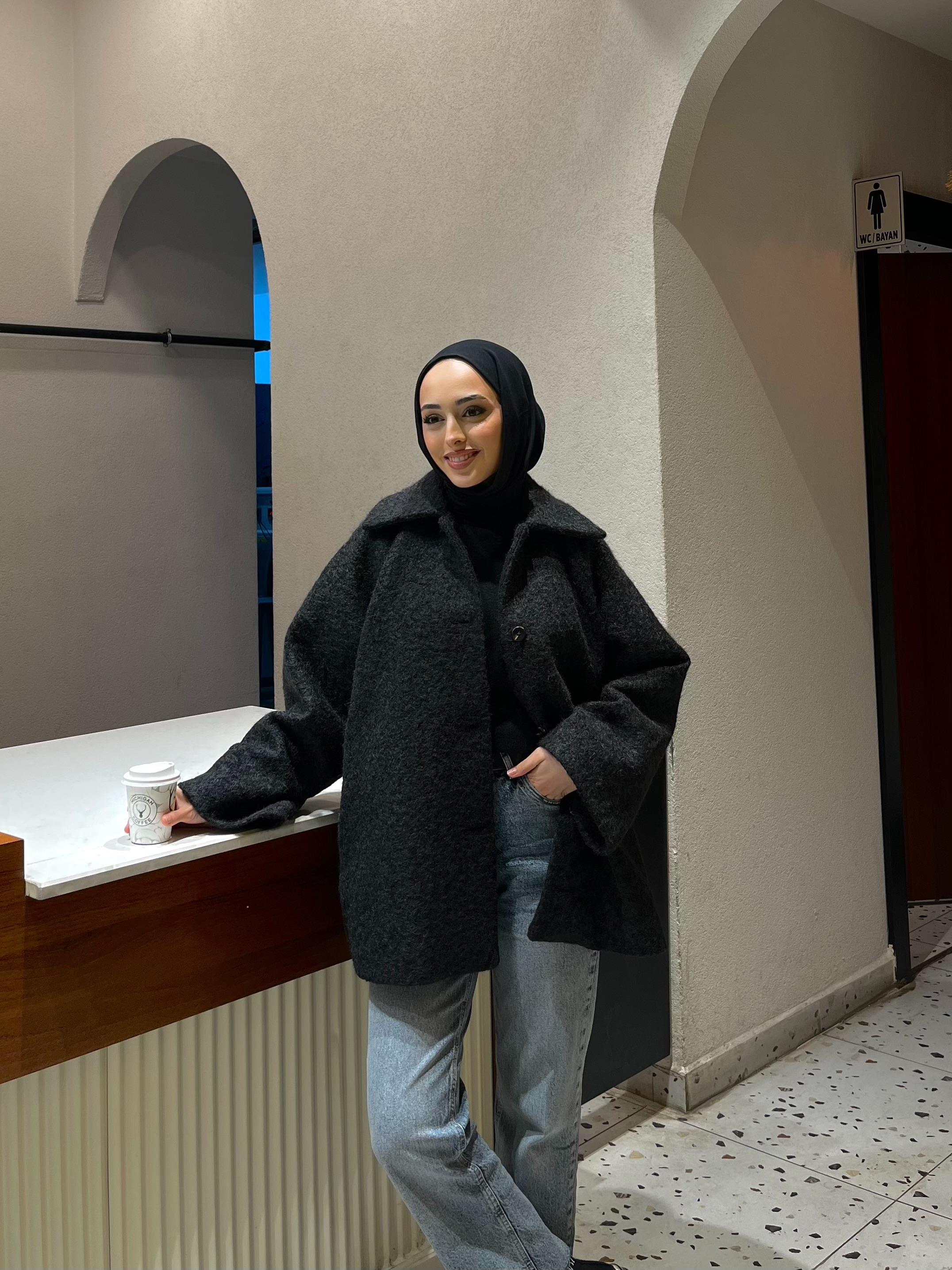 Siyah düğmeli oversize kaban