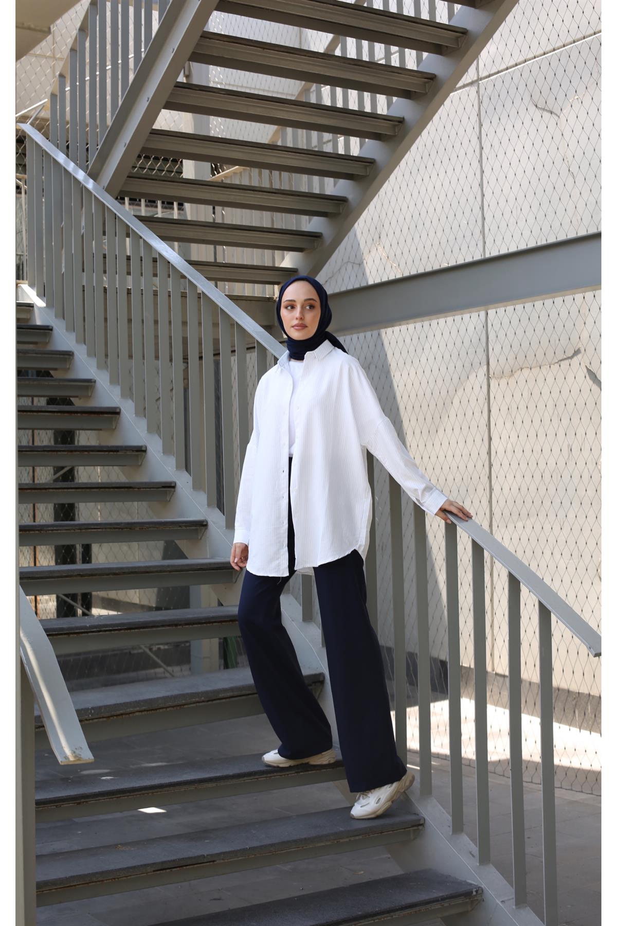 İnce Çizgili Mavi Gömlek