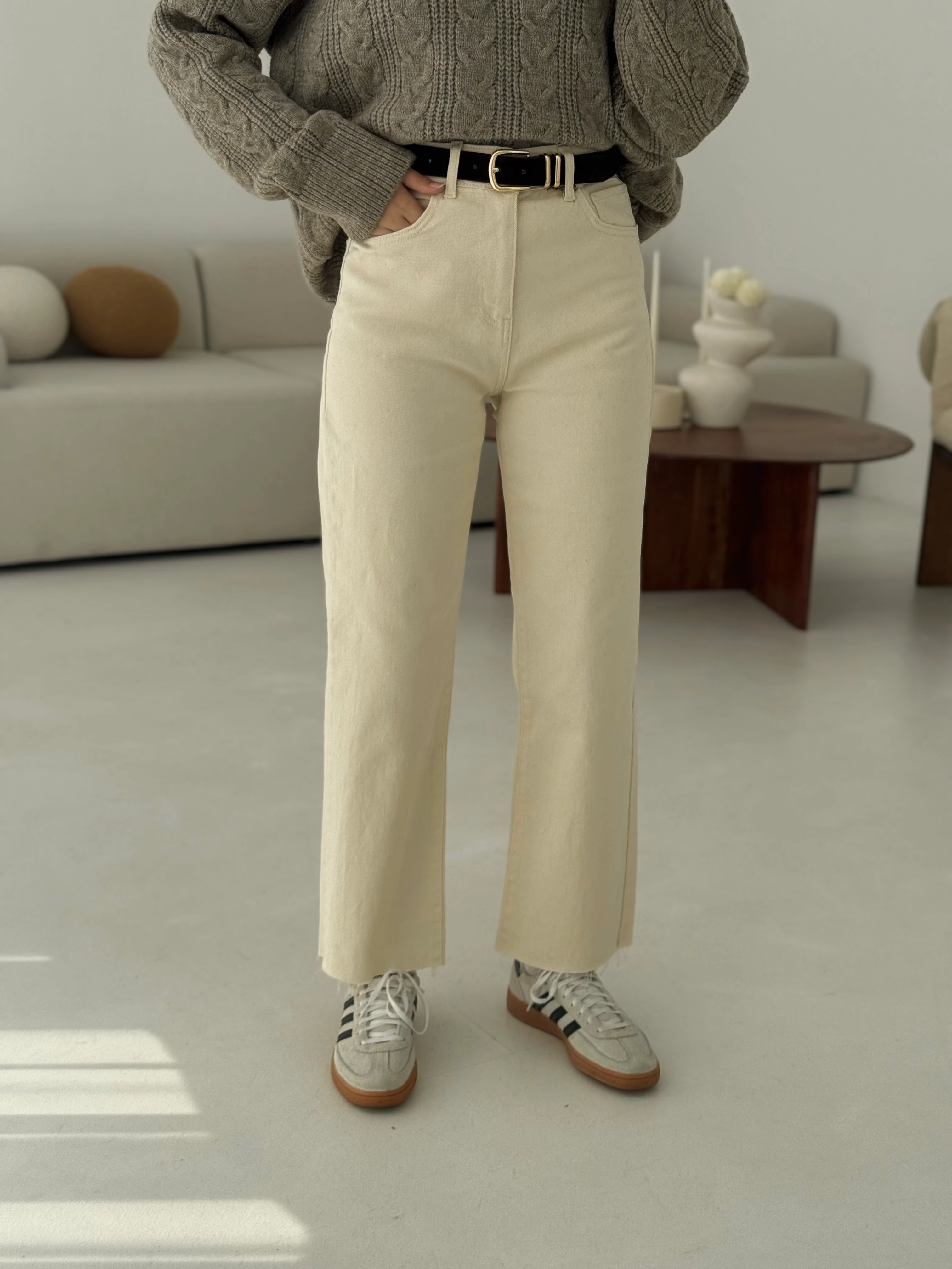 Premium Paçası Kesik Kemerli Bej Jean