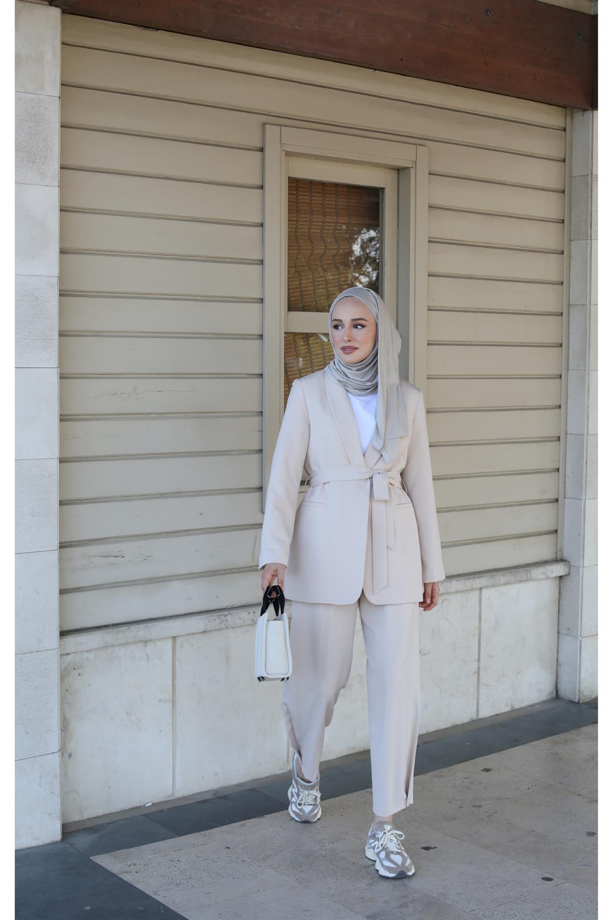 Beli Bağlamalı Takım Bej