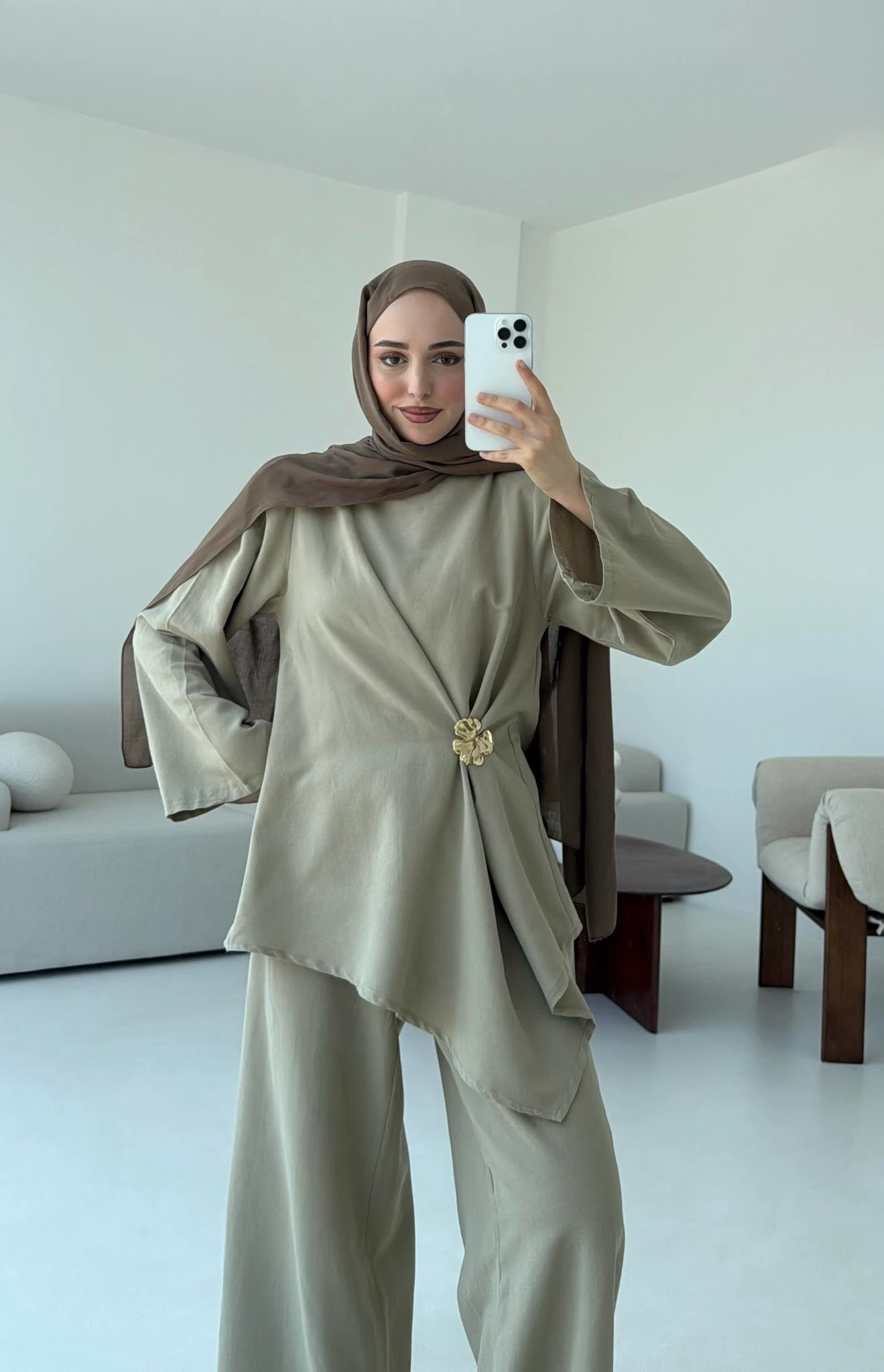 Broş Detay Bluz Takım Vizon